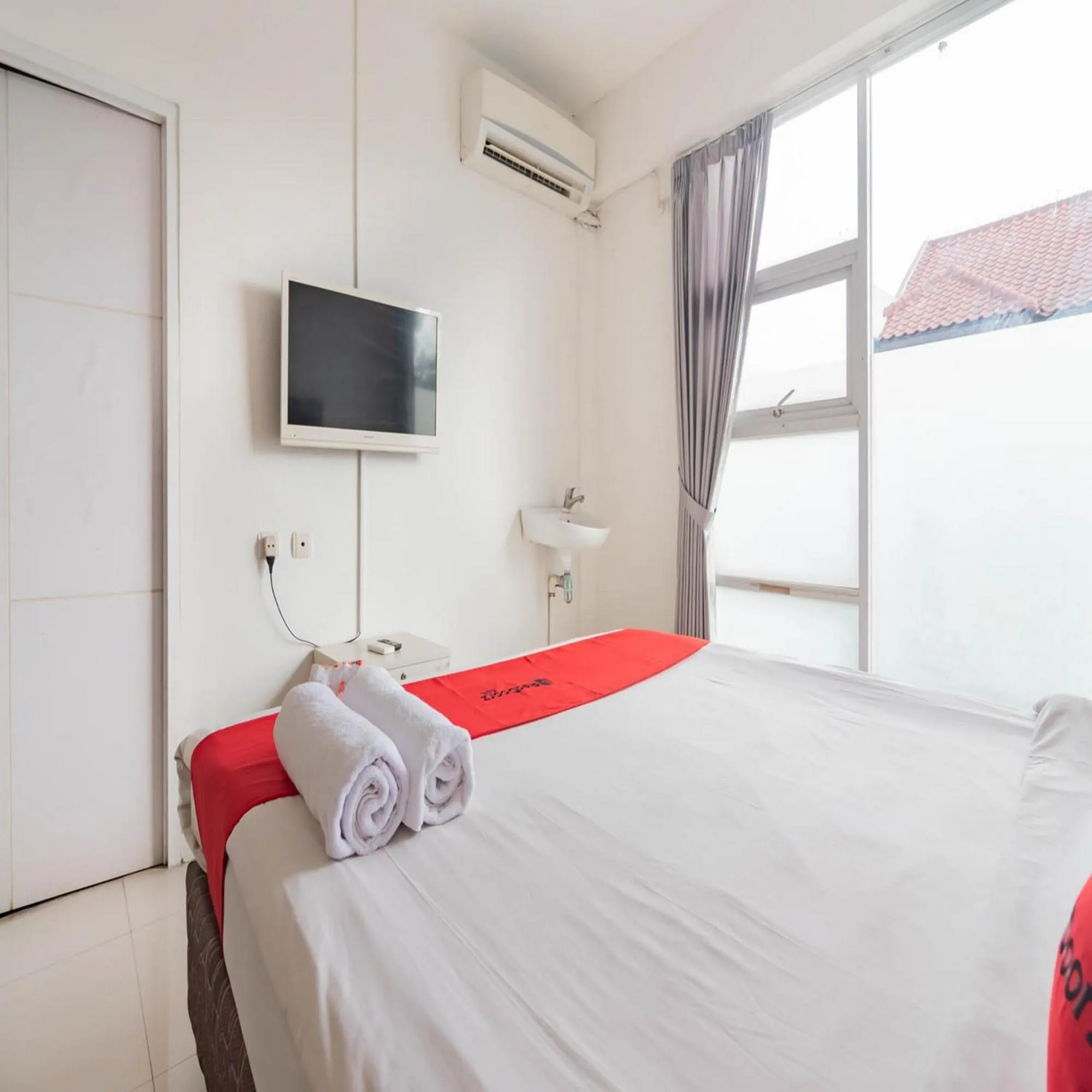 Bedroom, Bed in RedDoorz near Trans Studio Mall Bongo Residence