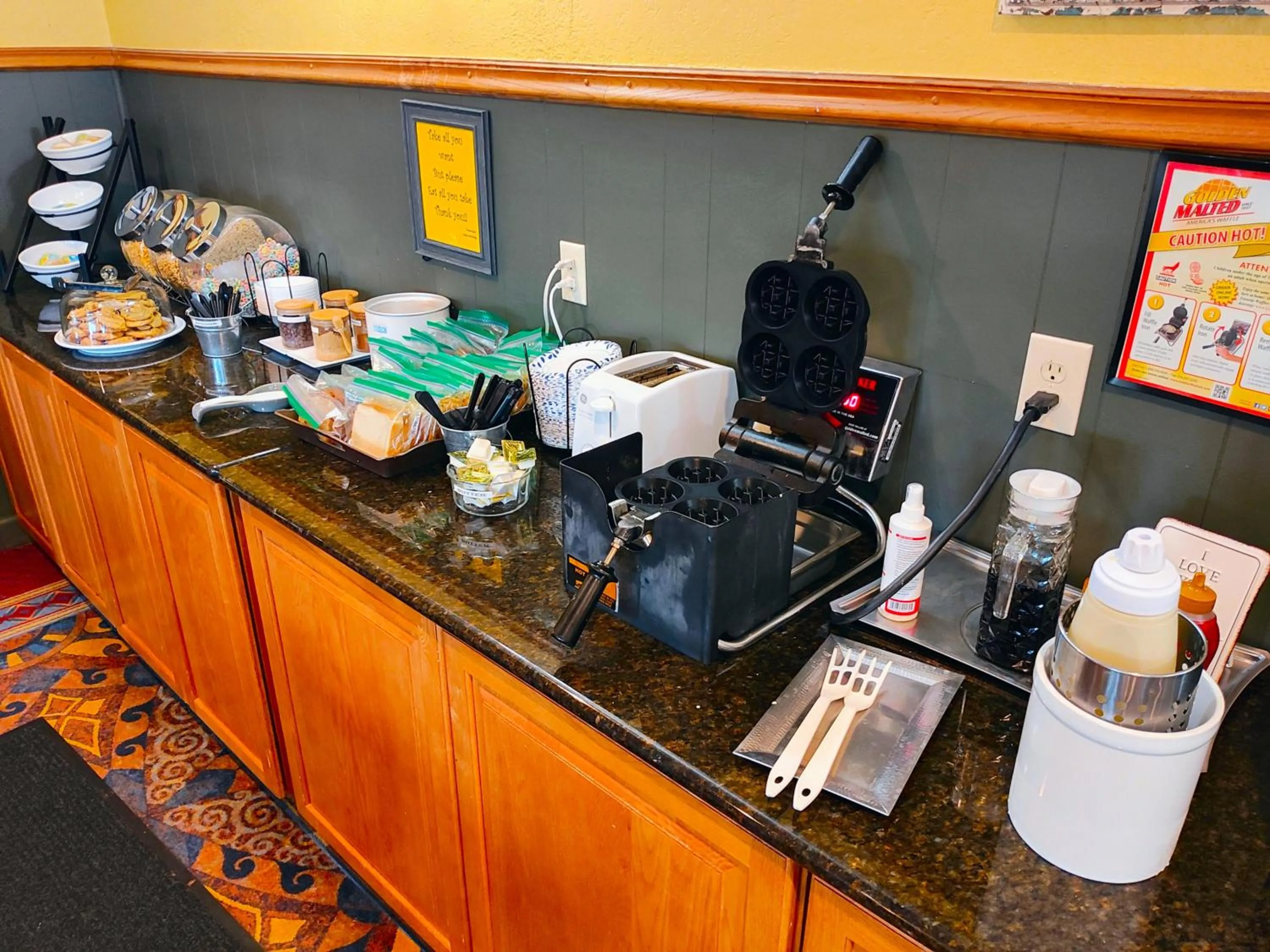 Breakfast in The Lodge at Russell - Russell Inn