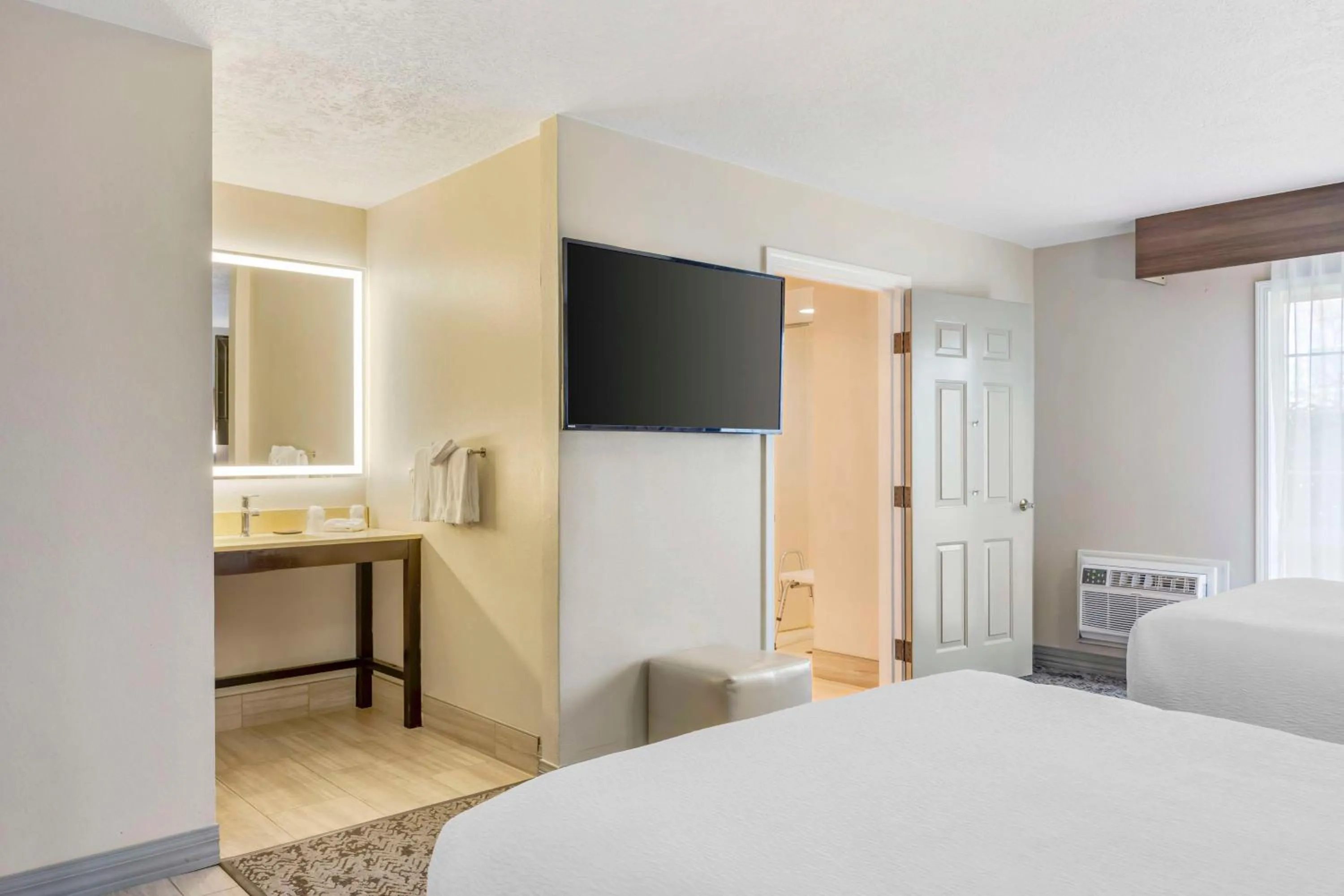 Bedroom, Bed in Best Western Plus Grand Manor Inn