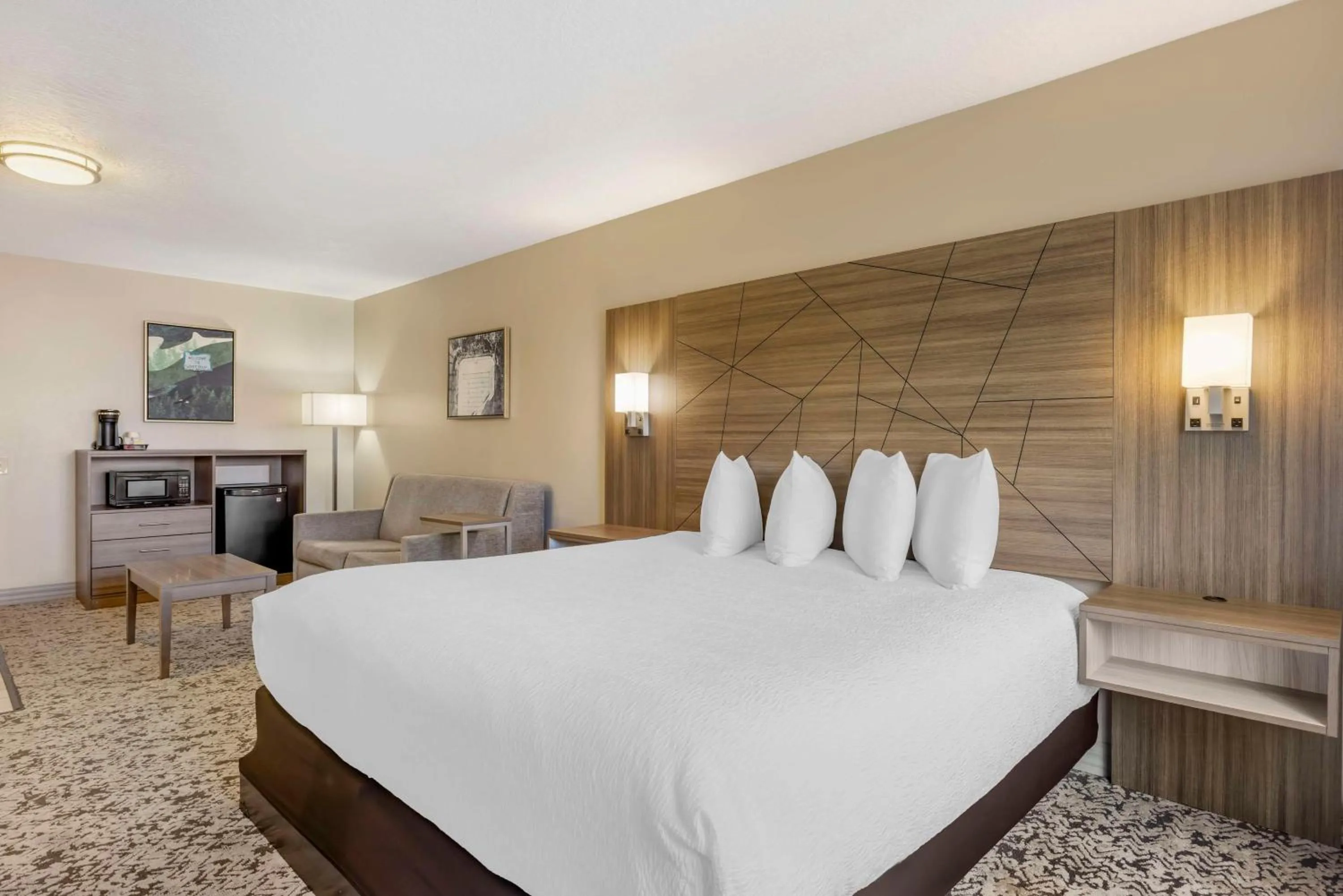 Bedroom, Bed in Best Western Plus Grand Manor Inn