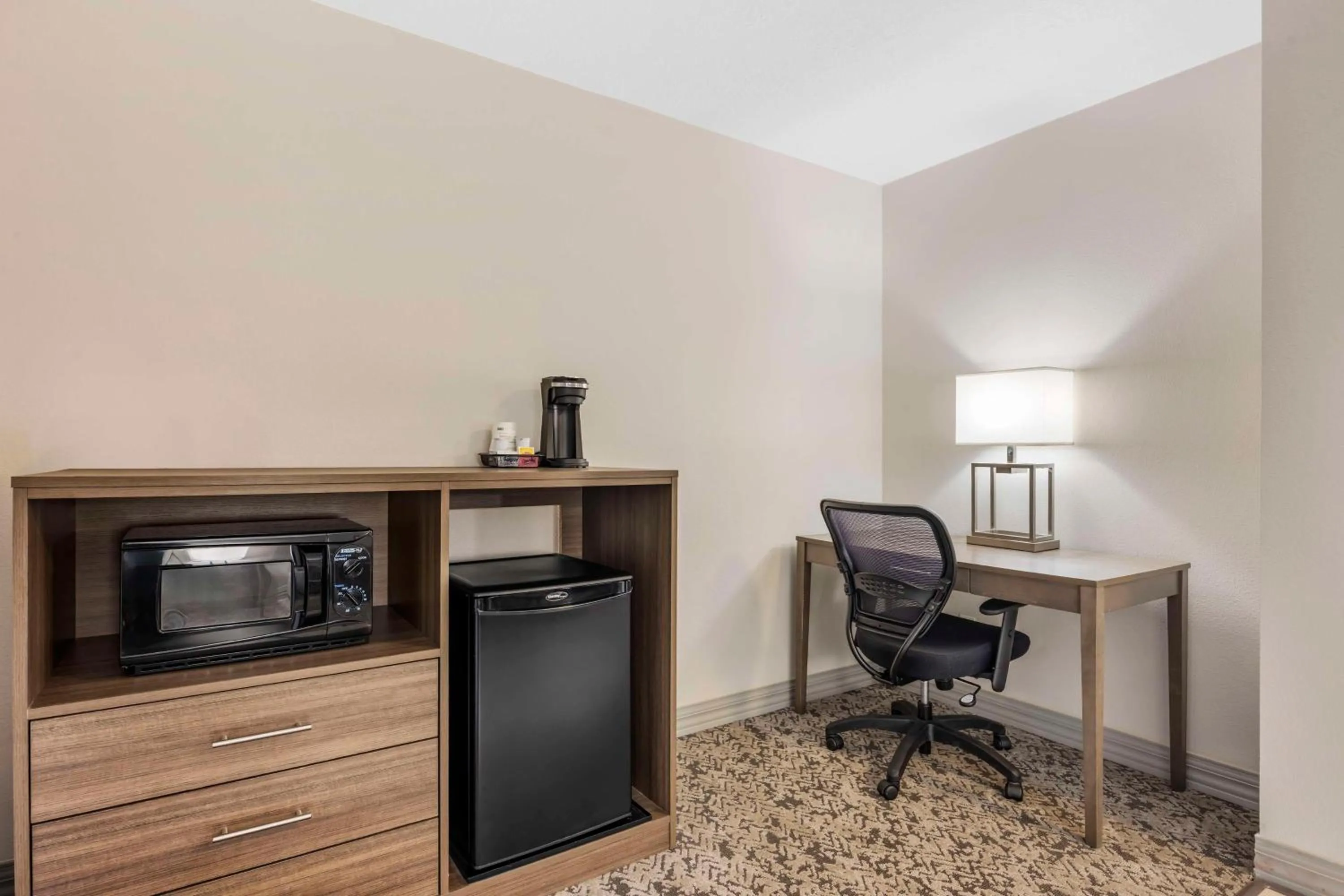 Bedroom in Best Western Plus Grand Manor Inn