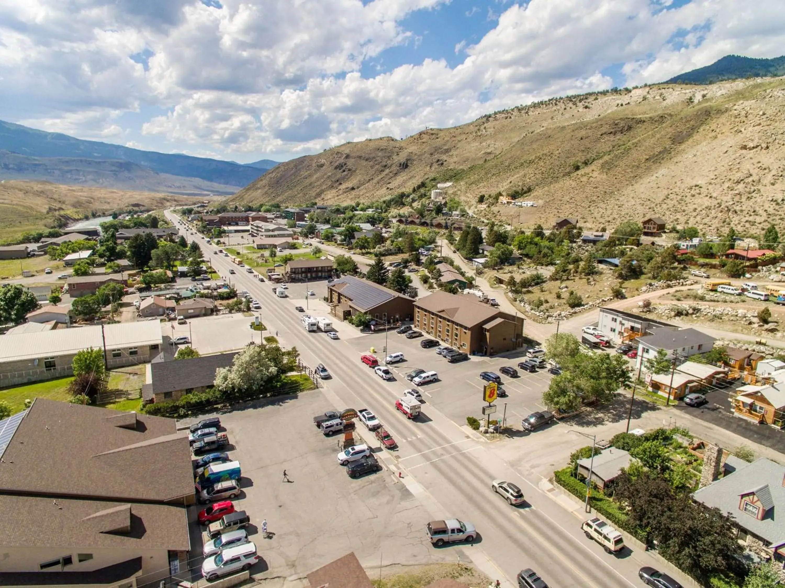 Property building in Super 8 by Wyndham Gardiner/Yellowstone Park Area Property building in Super 8 by Wyndham Gardiner/Yellowstone Park Area
