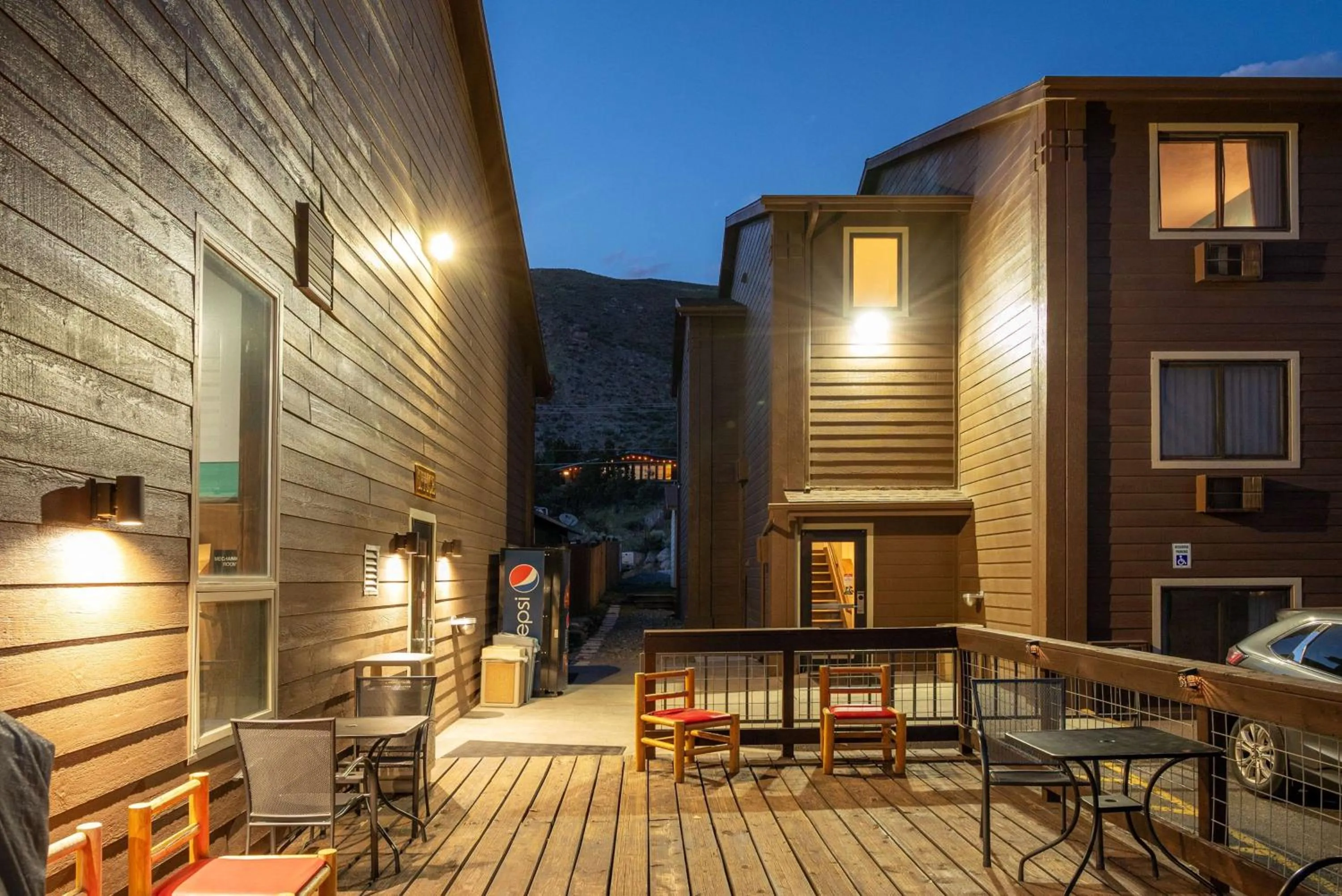 Property building in Super 8 by Wyndham Gardiner/Yellowstone Park Area