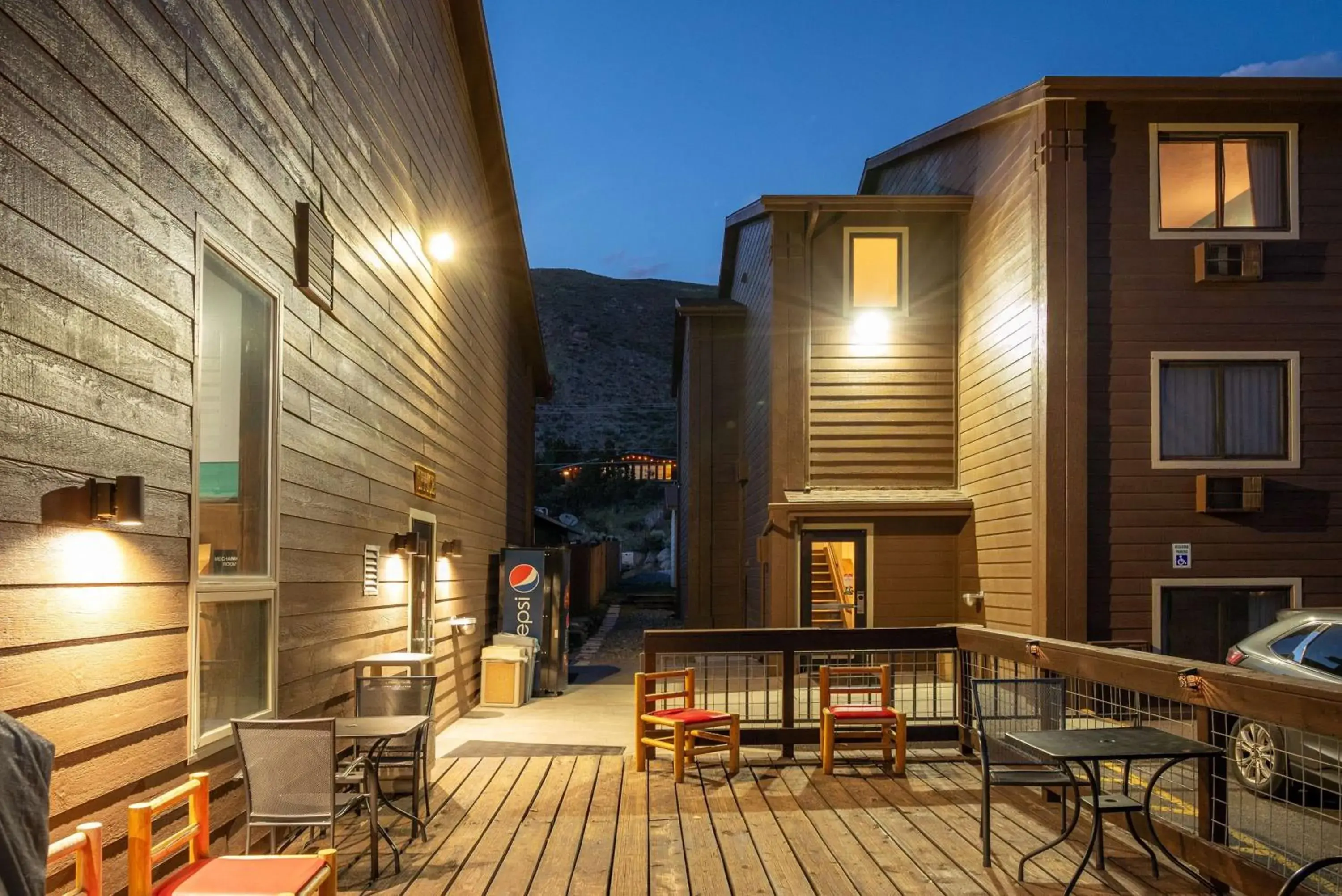 Property building in Super 8 by Wyndham Gardiner/Yellowstone Park Area Property building in Super 8 by Wyndham Gardiner/Yellowstone Park Area