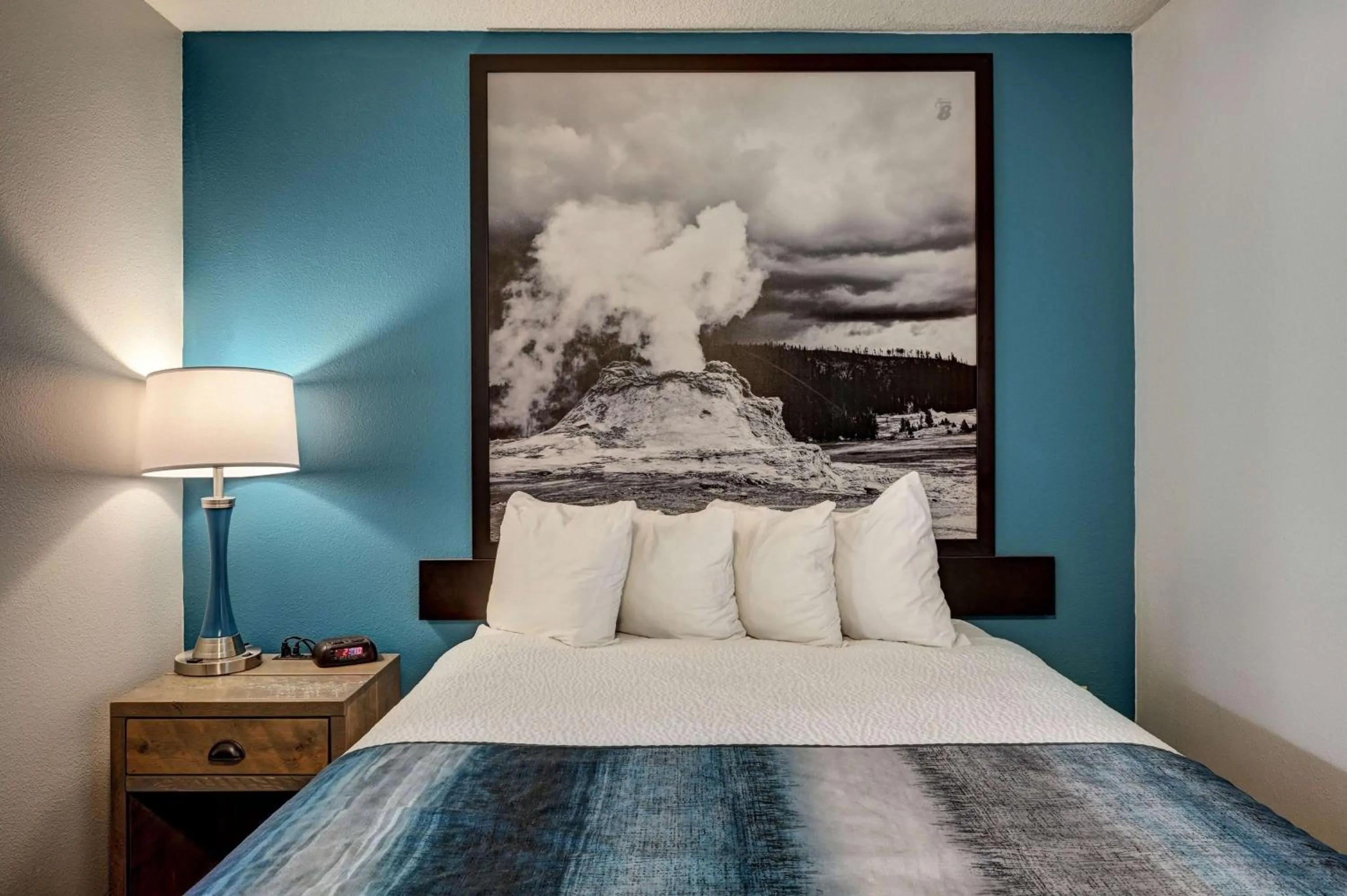 Photo of the whole room, Bed in Super 8 by Wyndham Gardiner/Yellowstone Park Area