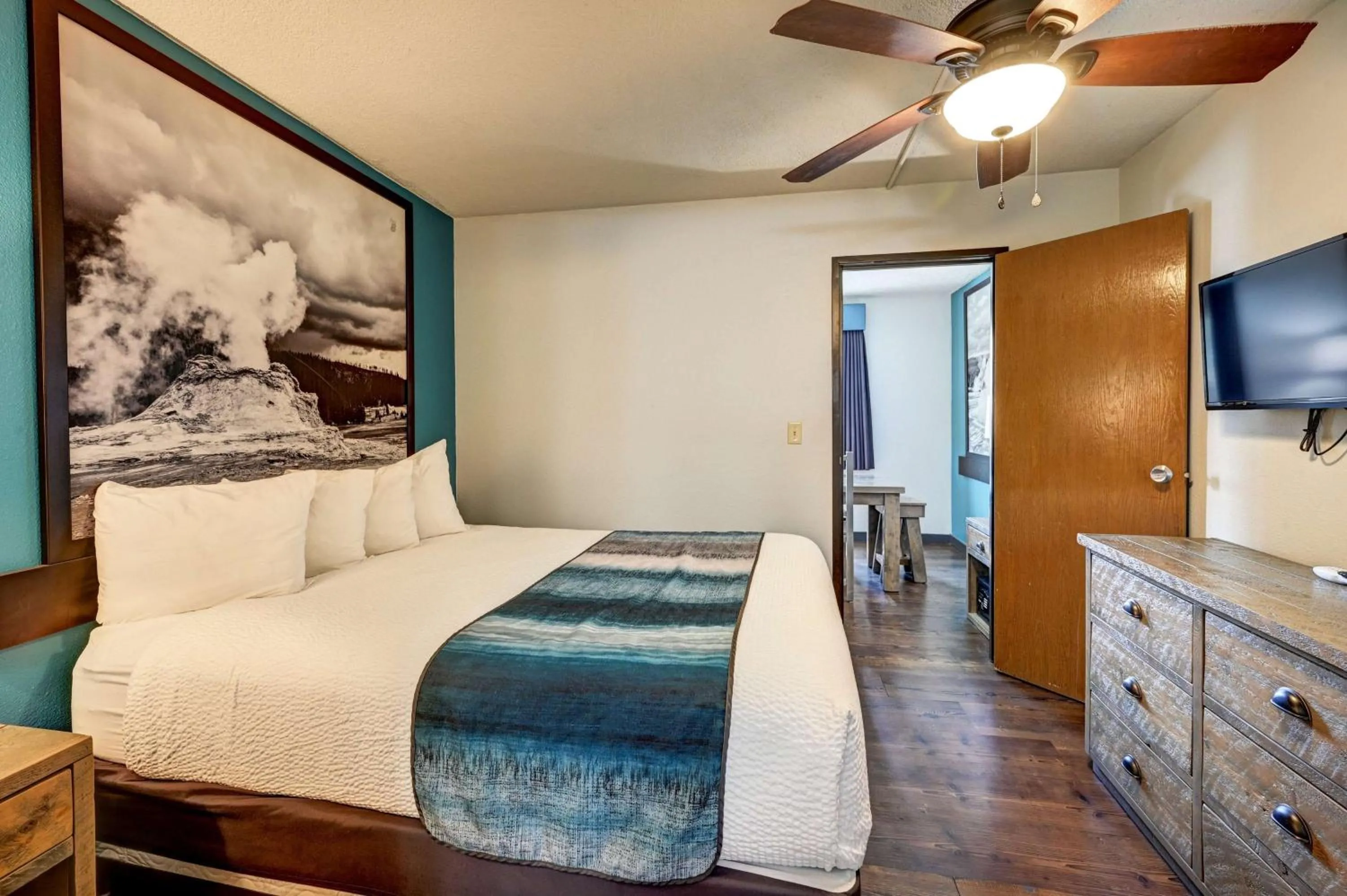 Photo of the whole room, Bed in Super 8 by Wyndham Gardiner/Yellowstone Park Area