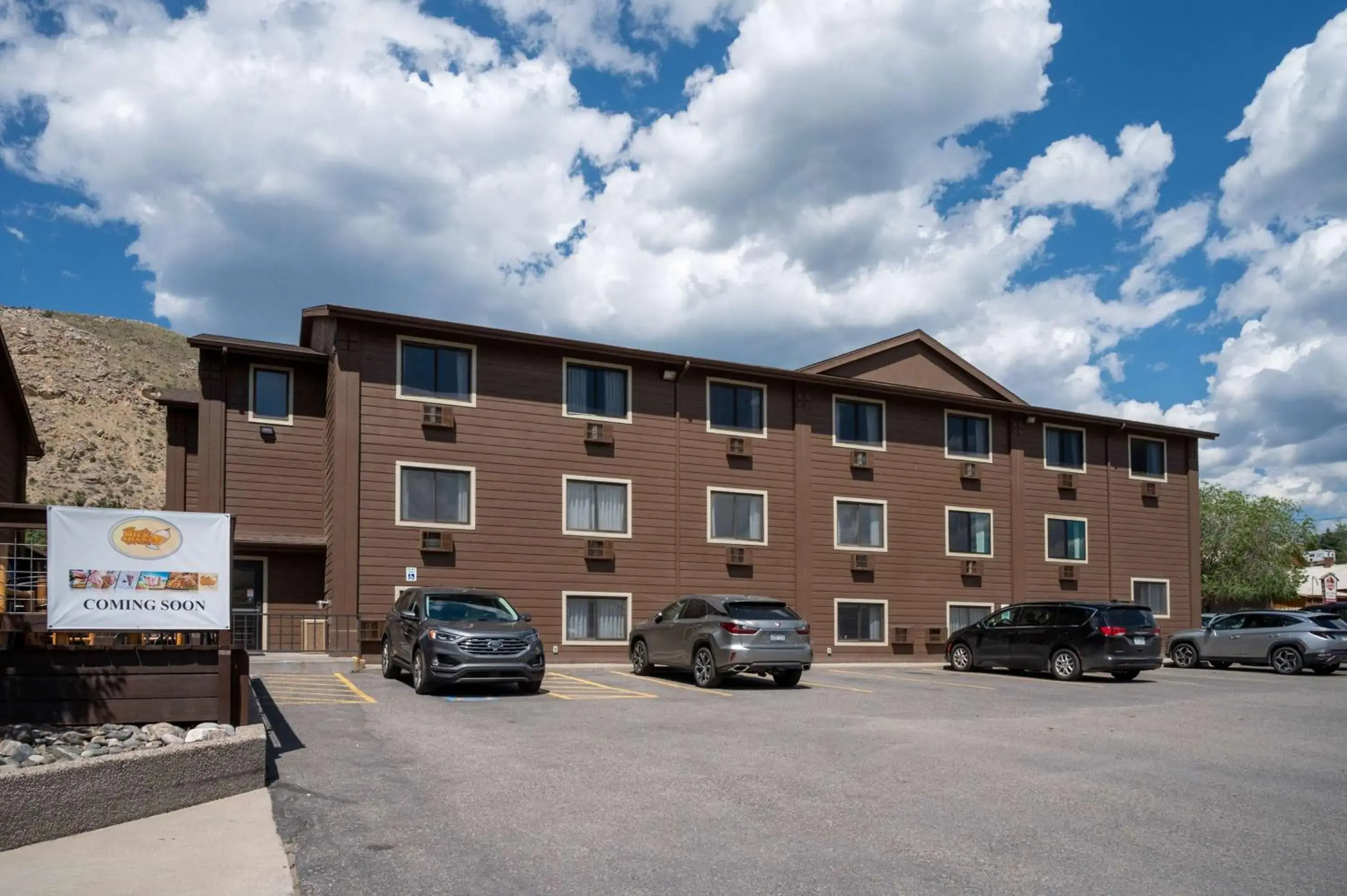 Property building in Super 8 by Wyndham Gardiner/Yellowstone Park Area Property building in Super 8 by Wyndham Gardiner/Yellowstone Park Area