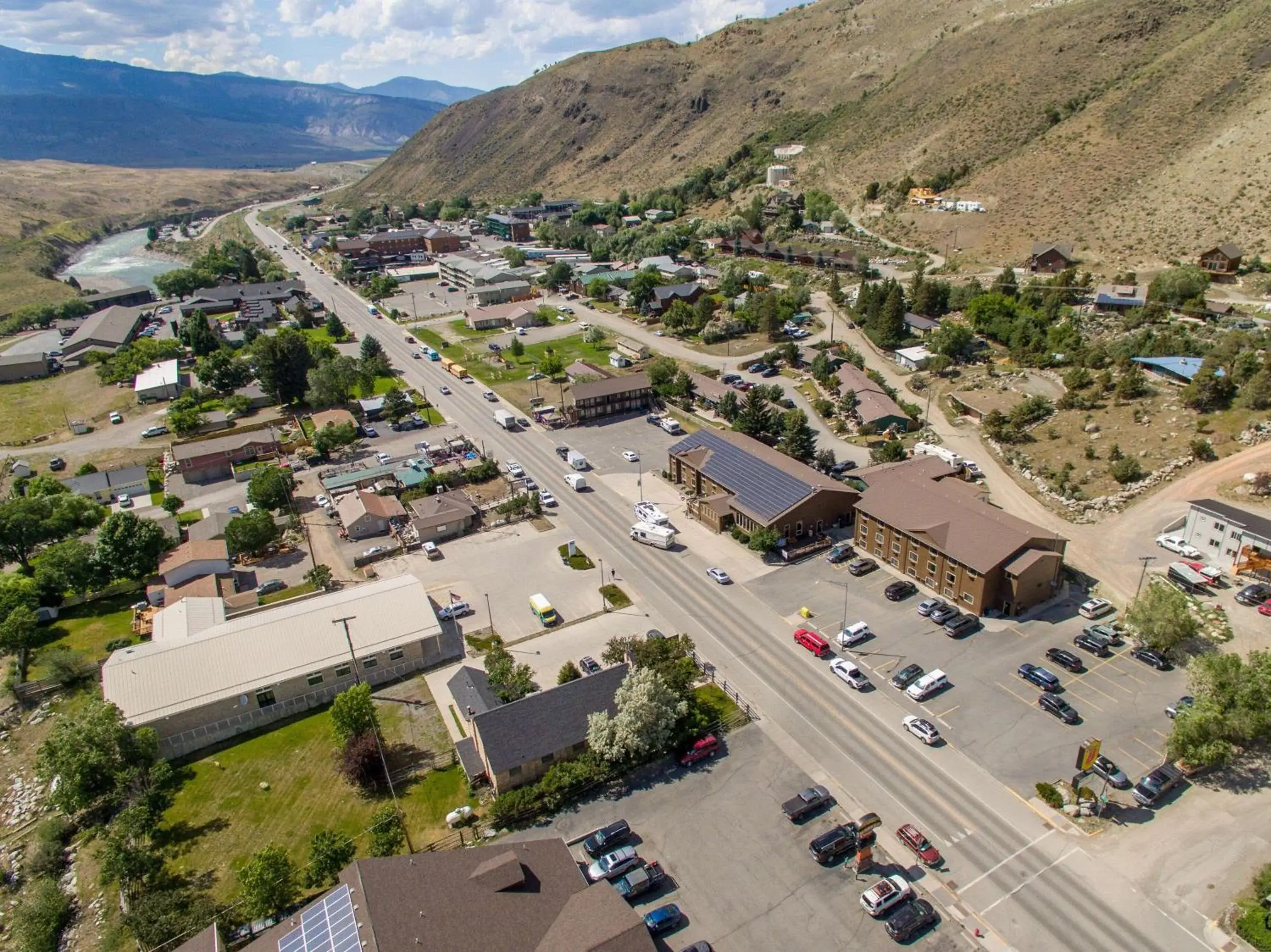 Property building in Super 8 by Wyndham Gardiner/Yellowstone Park Area Property building in Super 8 by Wyndham Gardiner/Yellowstone Park Area