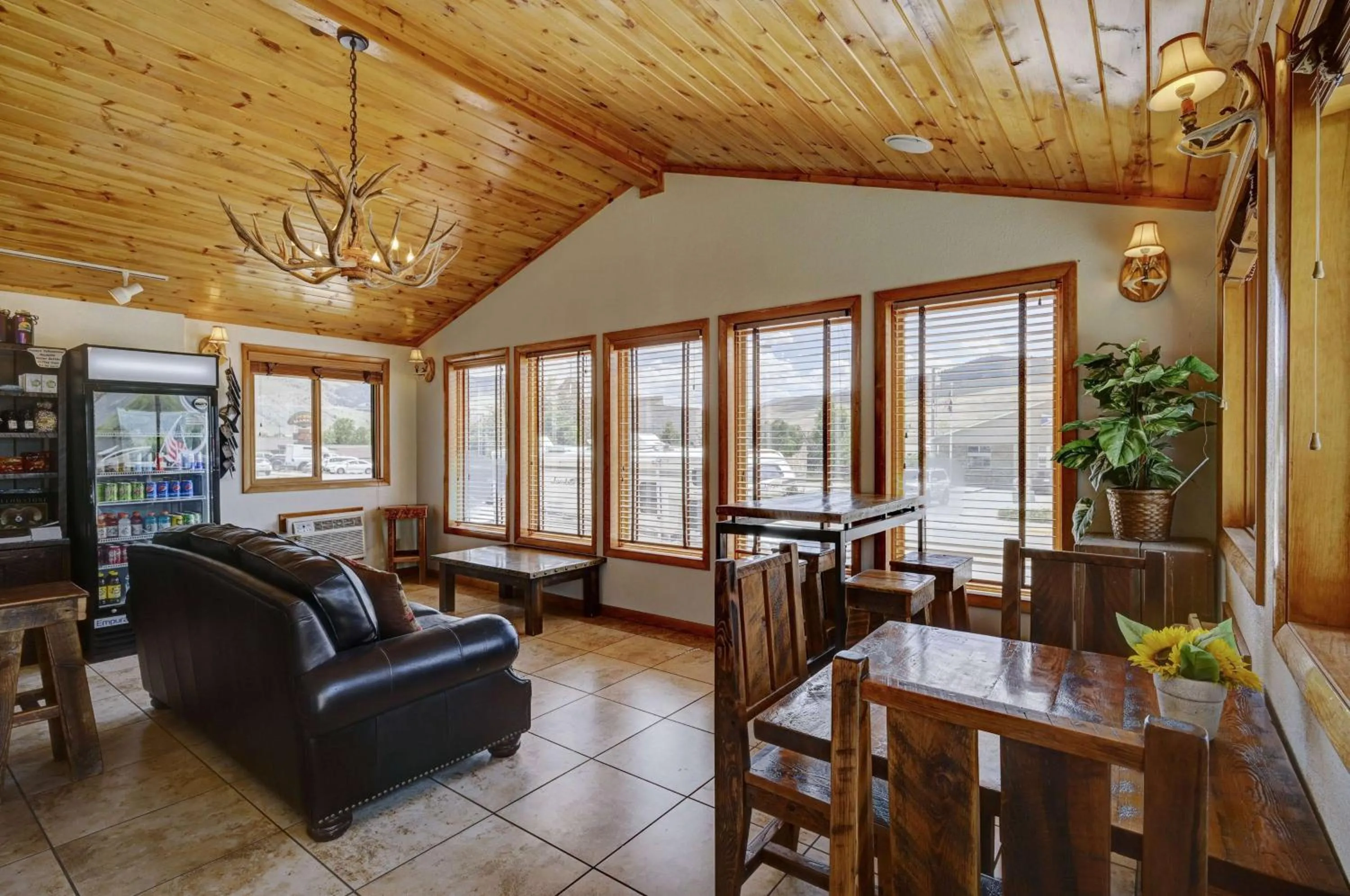 Lobby or reception in Super 8 by Wyndham Gardiner/Yellowstone Park Area