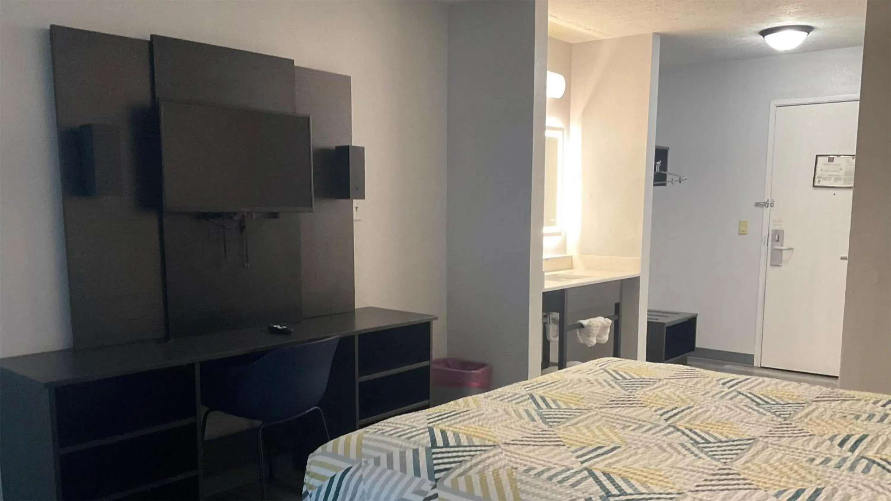 Bedroom, Bed in Motel 6 Omaha - IAT West Bedroom, Bed in Motel 6 Omaha - IAT West