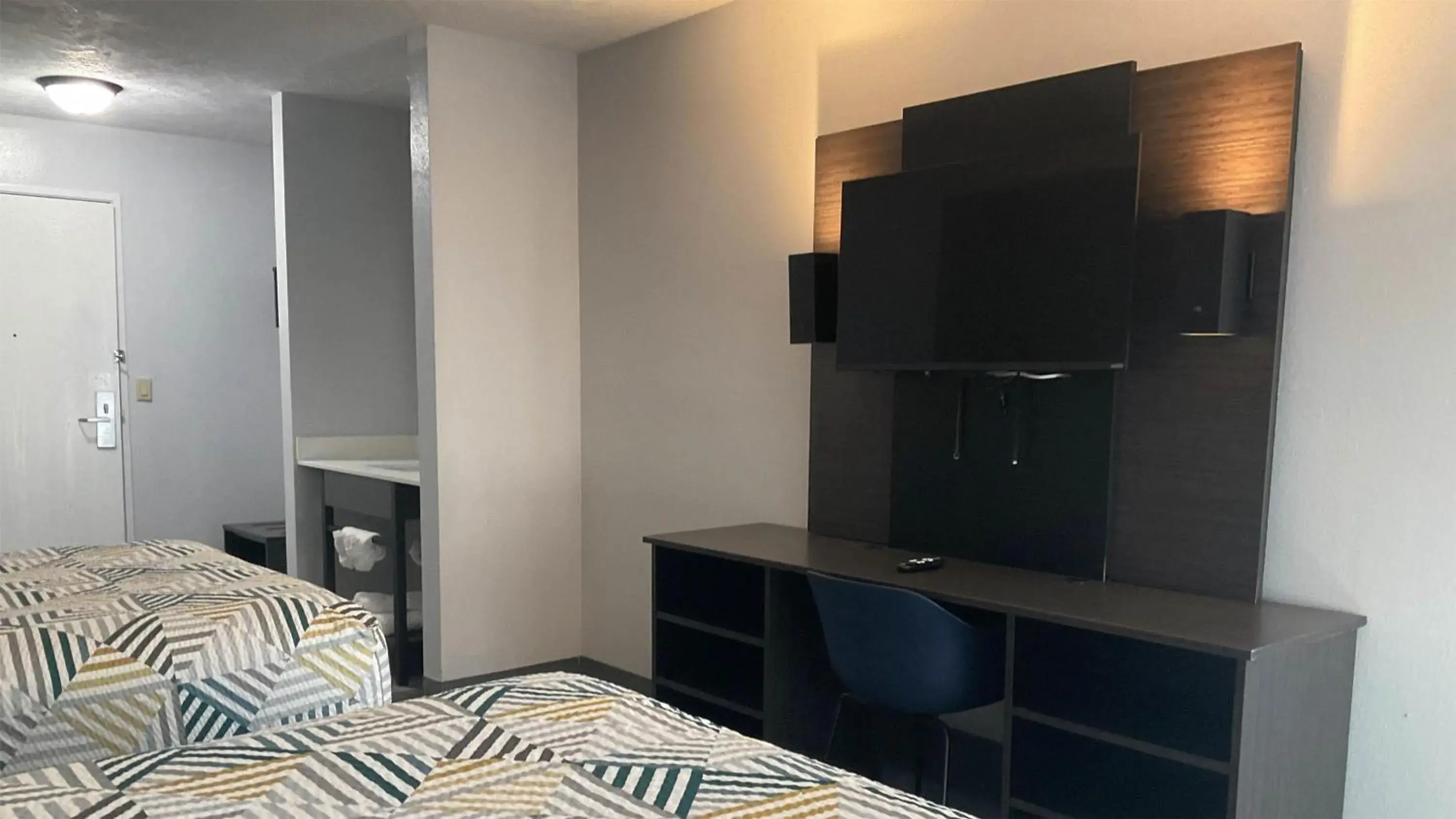 Bedroom, Bed in Motel 6 Omaha - IAT West Bedroom, Bed in Motel 6 Omaha - IAT West