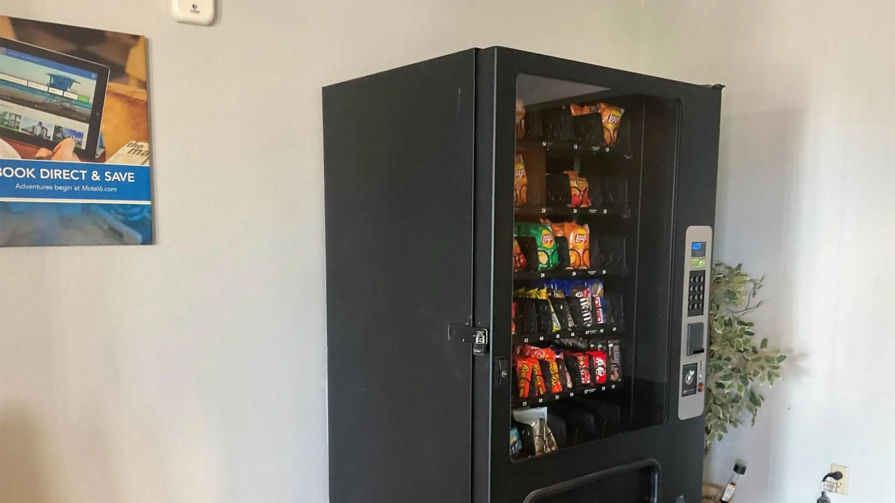 Property building in Motel 6 Omaha - IAT West Property building in Motel 6 Omaha - IAT West