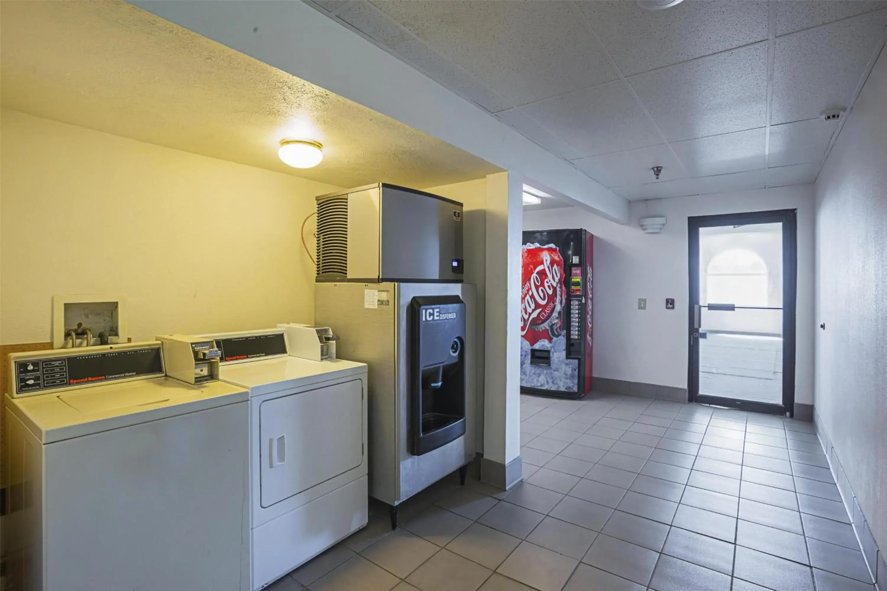 Property building in Motel 6 Omaha - IAT West Property building in Motel 6 Omaha - IAT West