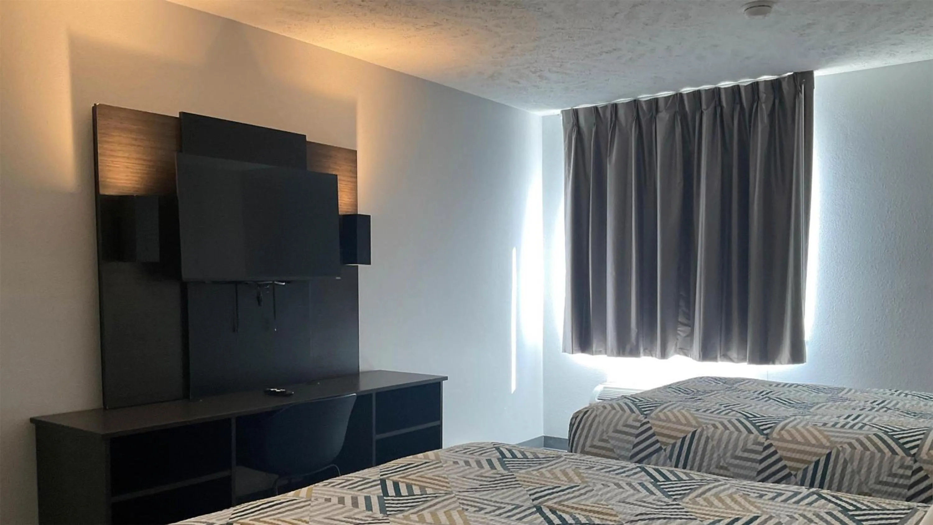 Bedroom, Bed in Motel 6 Omaha - IAT West