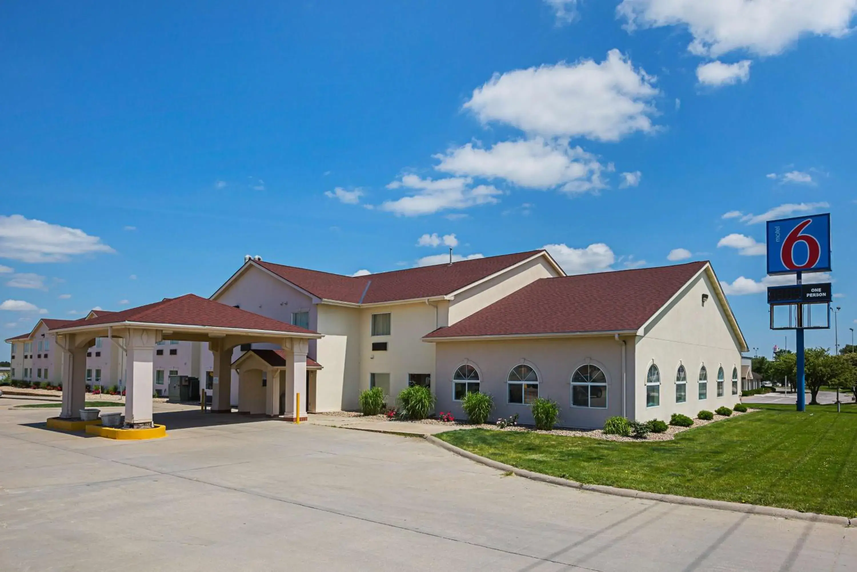 Property building in Motel 6 Omaha - IAT West Property building in Motel 6 Omaha - IAT West