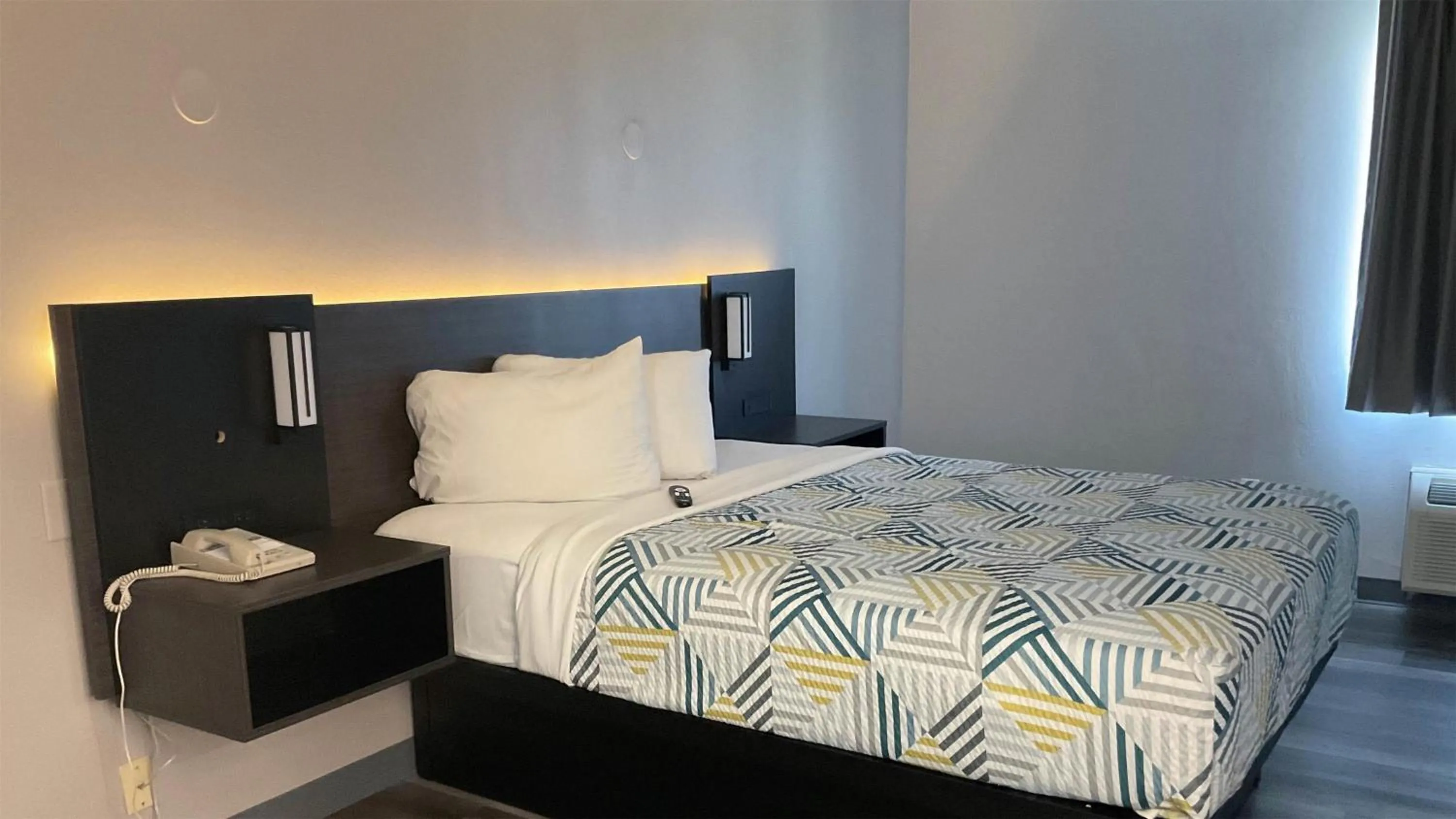 Bedroom, Bed in Motel 6 Omaha - IAT West