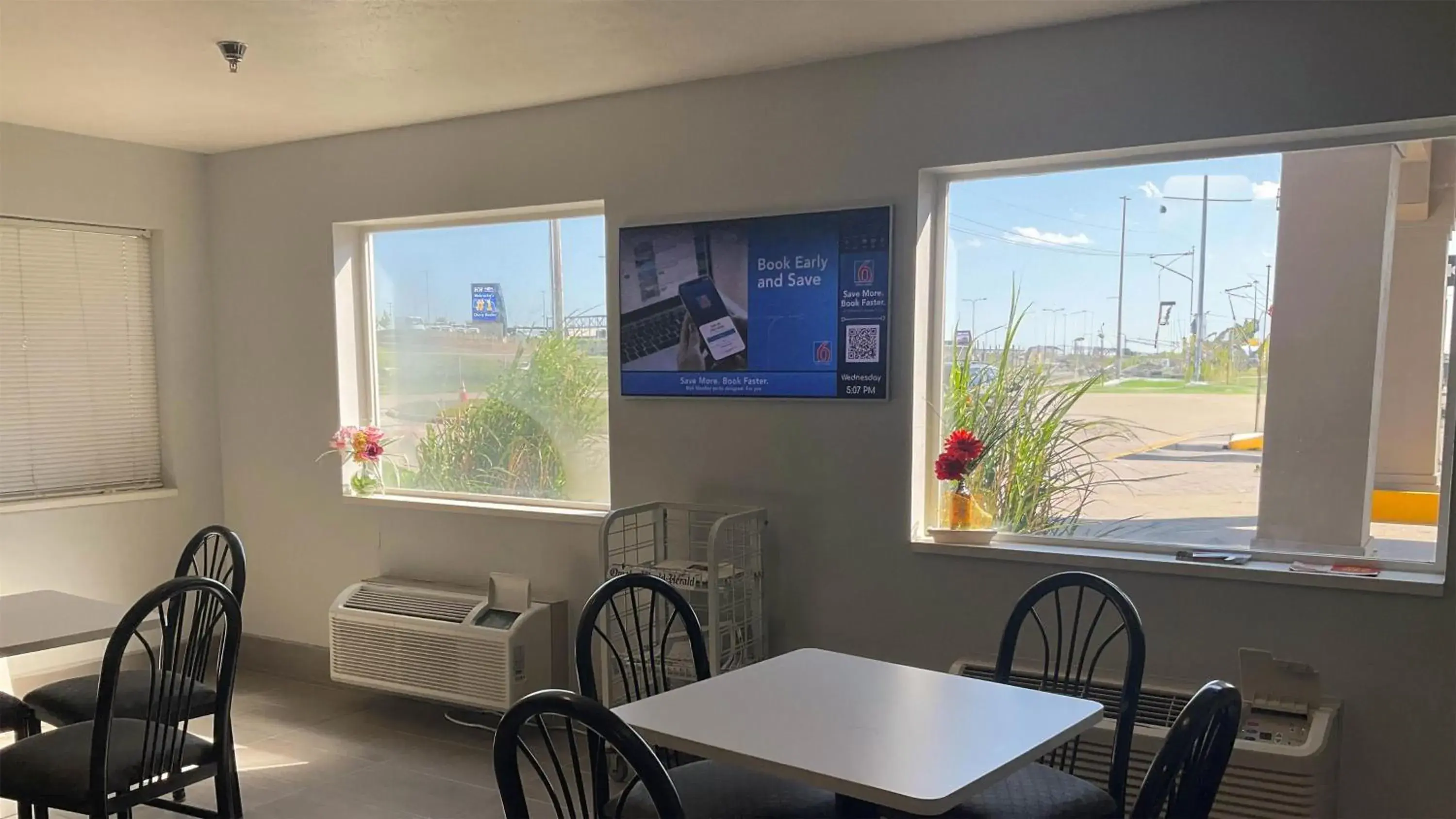 Lobby or reception in Motel 6 Omaha - IAT West Lobby or reception in Motel 6 Omaha - IAT West