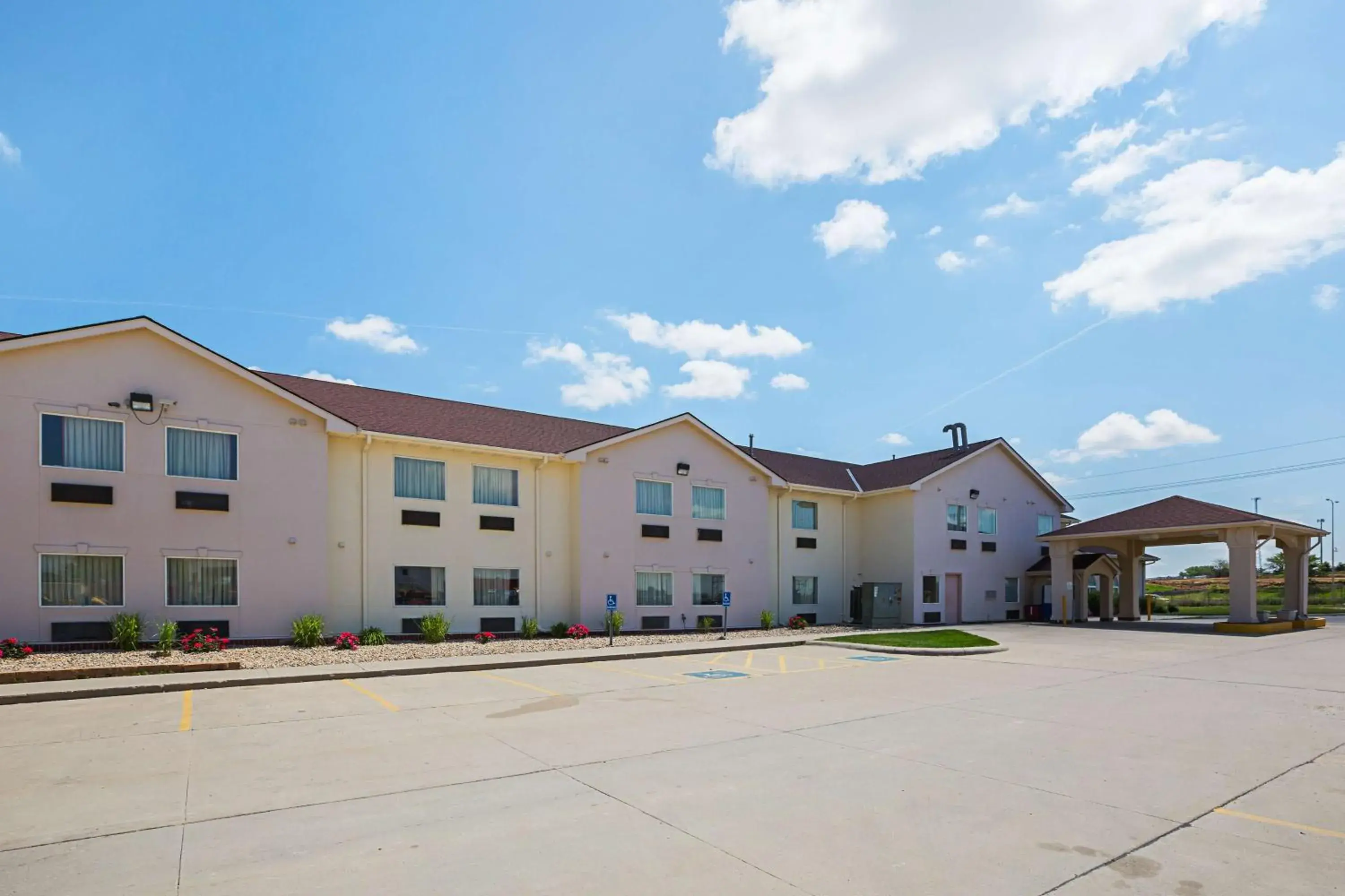 Property building in Motel 6 Omaha - IAT West Property building in Motel 6 Omaha - IAT West