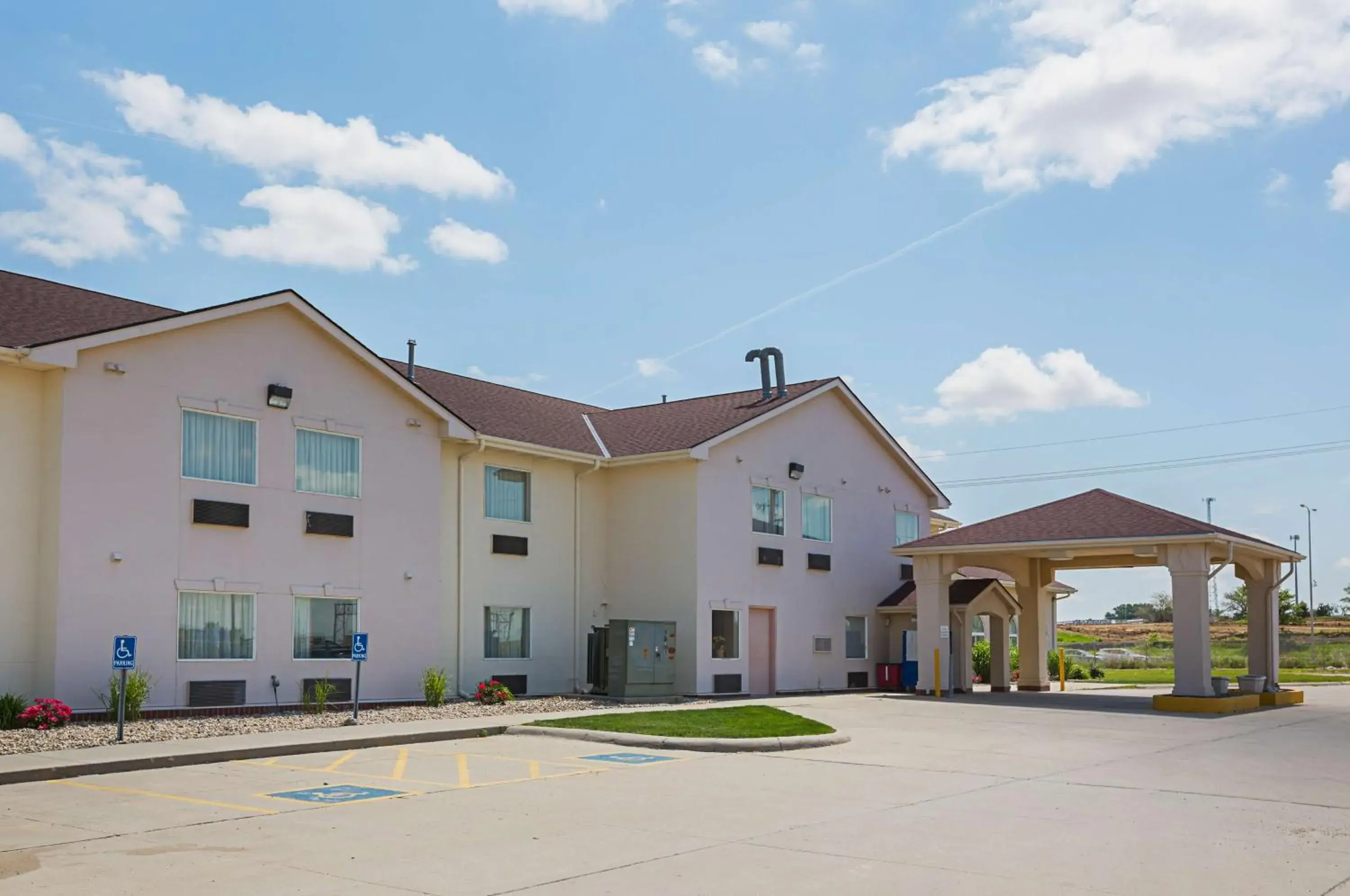 Property building in Motel 6 Omaha - IAT West Property building in Motel 6 Omaha - IAT West