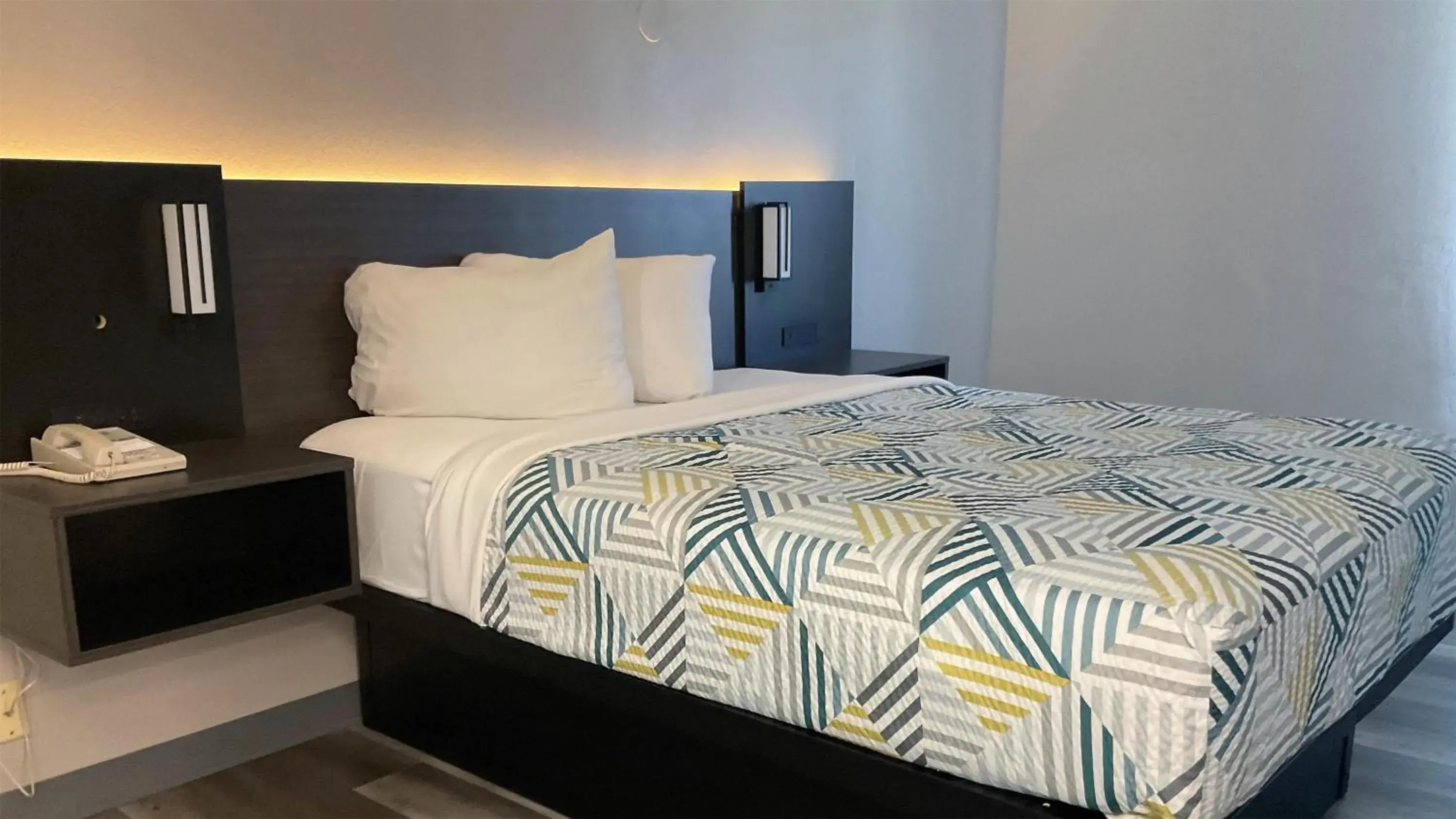 Bedroom, Bed in Motel 6 Omaha - IAT West Bedroom, Bed in Motel 6 Omaha - IAT West