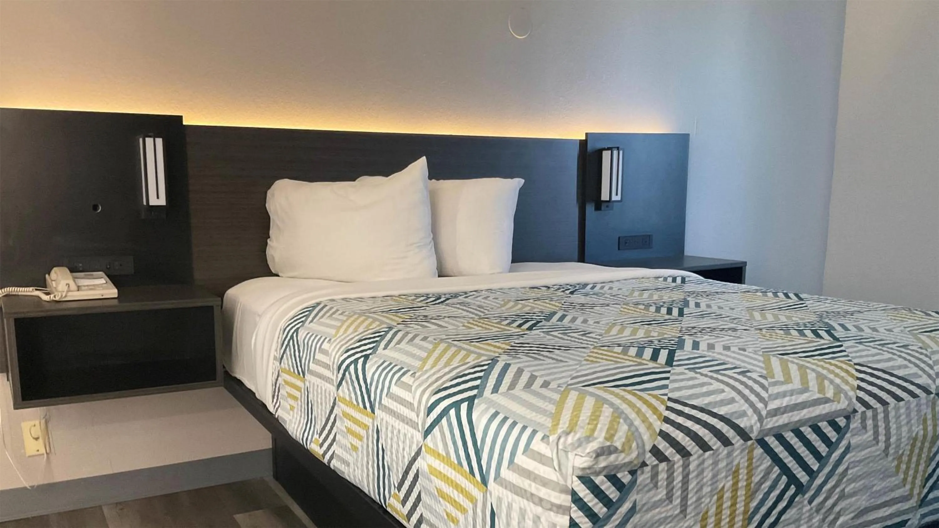 Bedroom, Bed in Motel 6 Omaha - IAT West