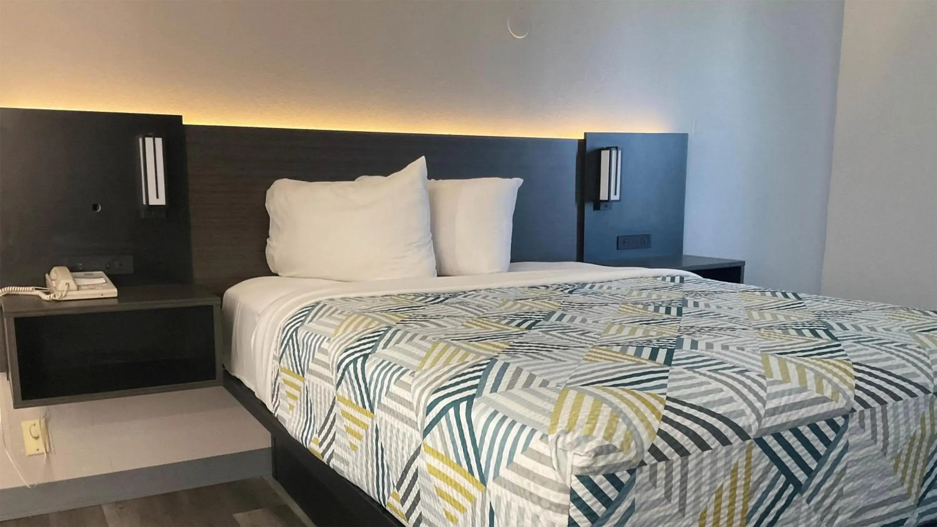 Bedroom, Bed in Motel 6 Omaha - IAT West Bedroom, Bed in Motel 6 Omaha - IAT West