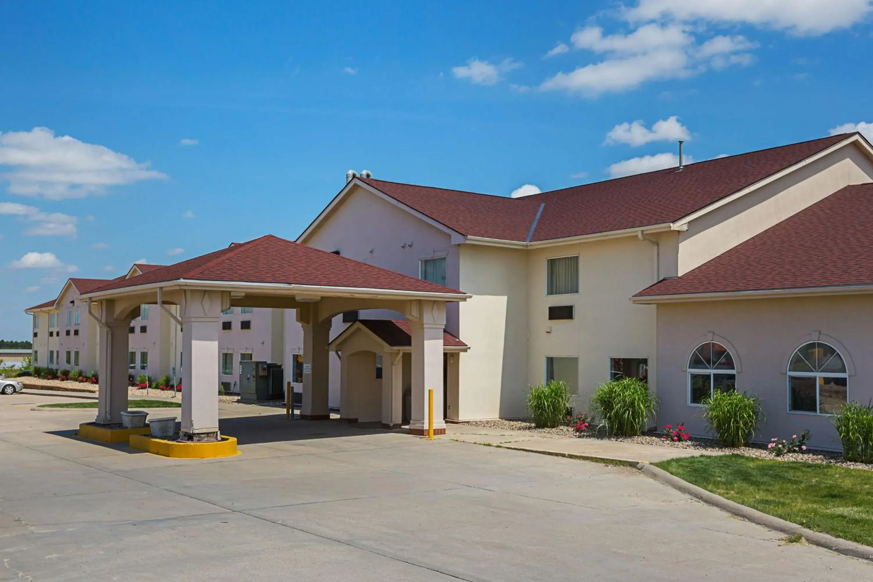 Property building in Motel 6 Omaha - IAT West Property building in Motel 6 Omaha - IAT West
