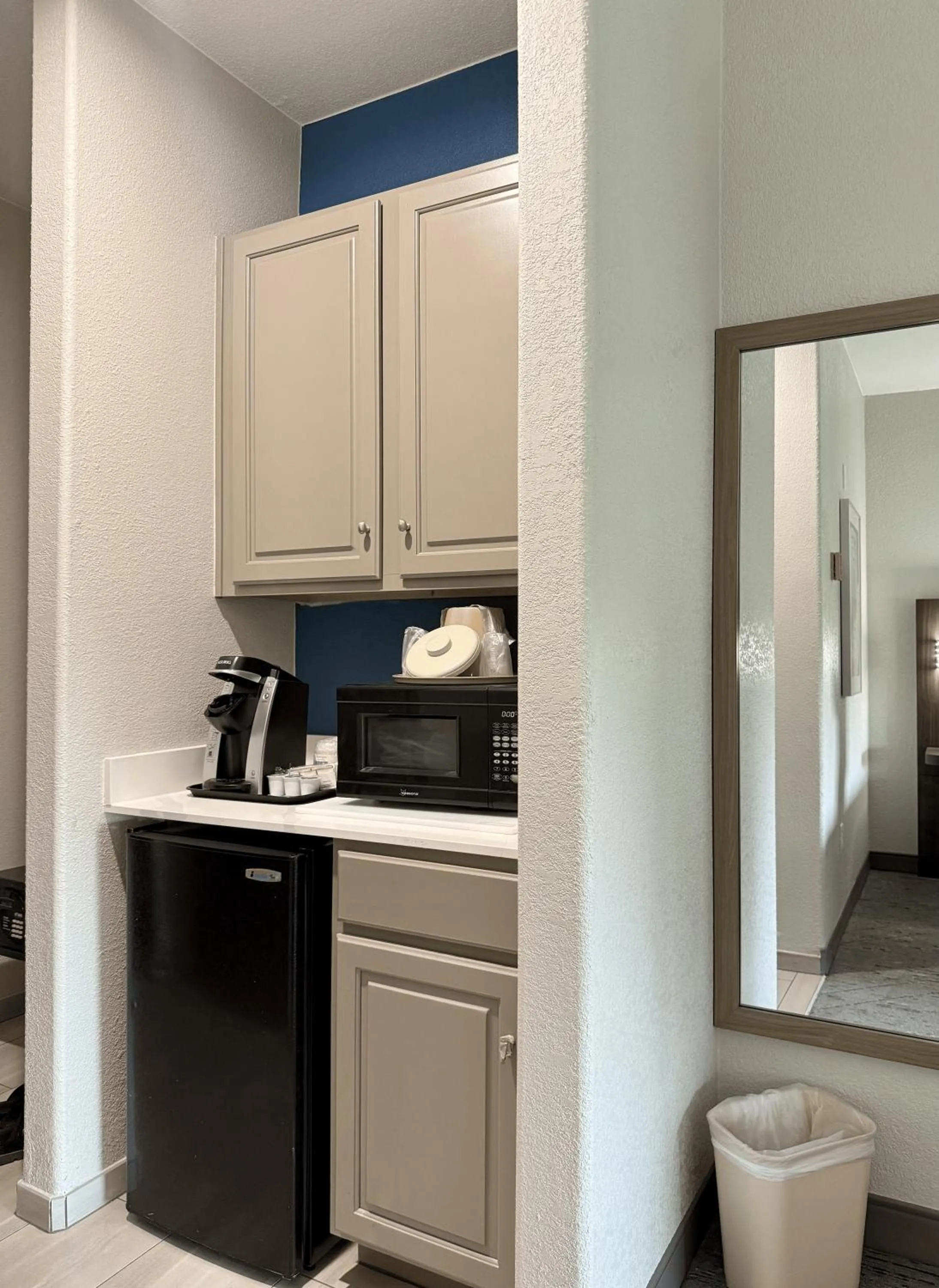 microwave in Holiday Inn Express & Suites San Antonio South by IHG