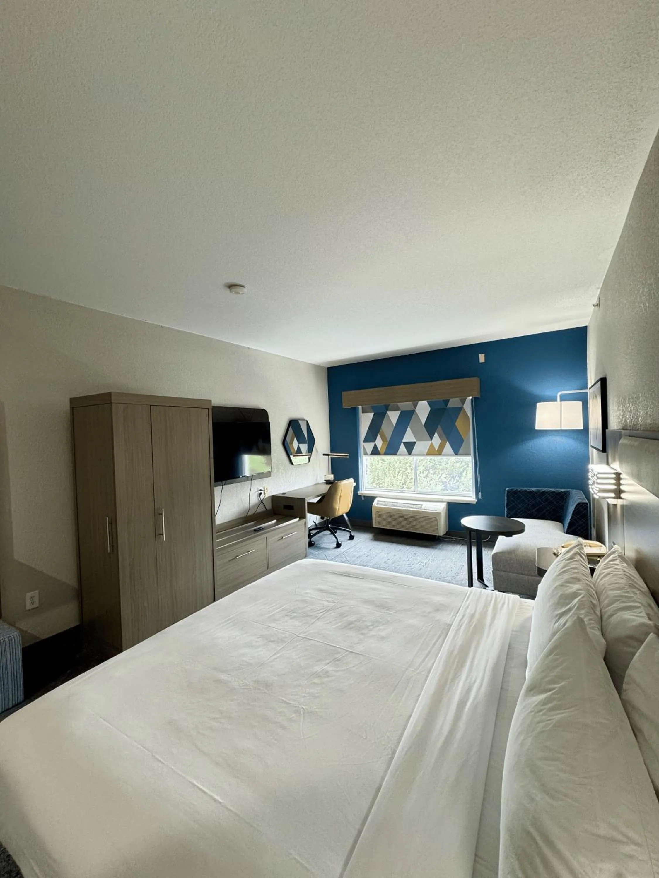 Bed in Holiday Inn Express & Suites San Antonio South by IHG