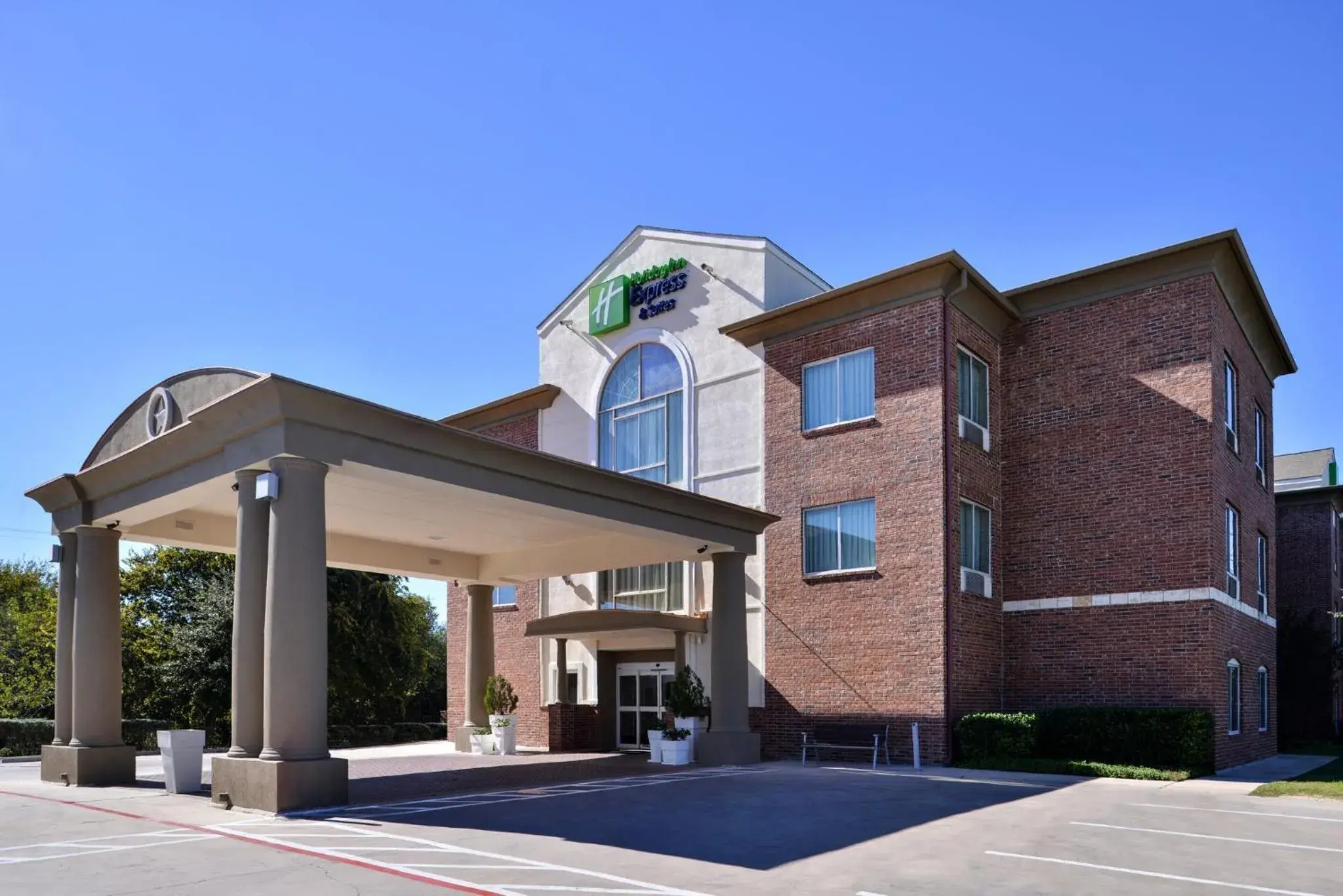 Property building in Holiday Inn Express & Suites San Antonio South by IHG Property building in Holiday Inn Express & Suites San Antonio South by IHG