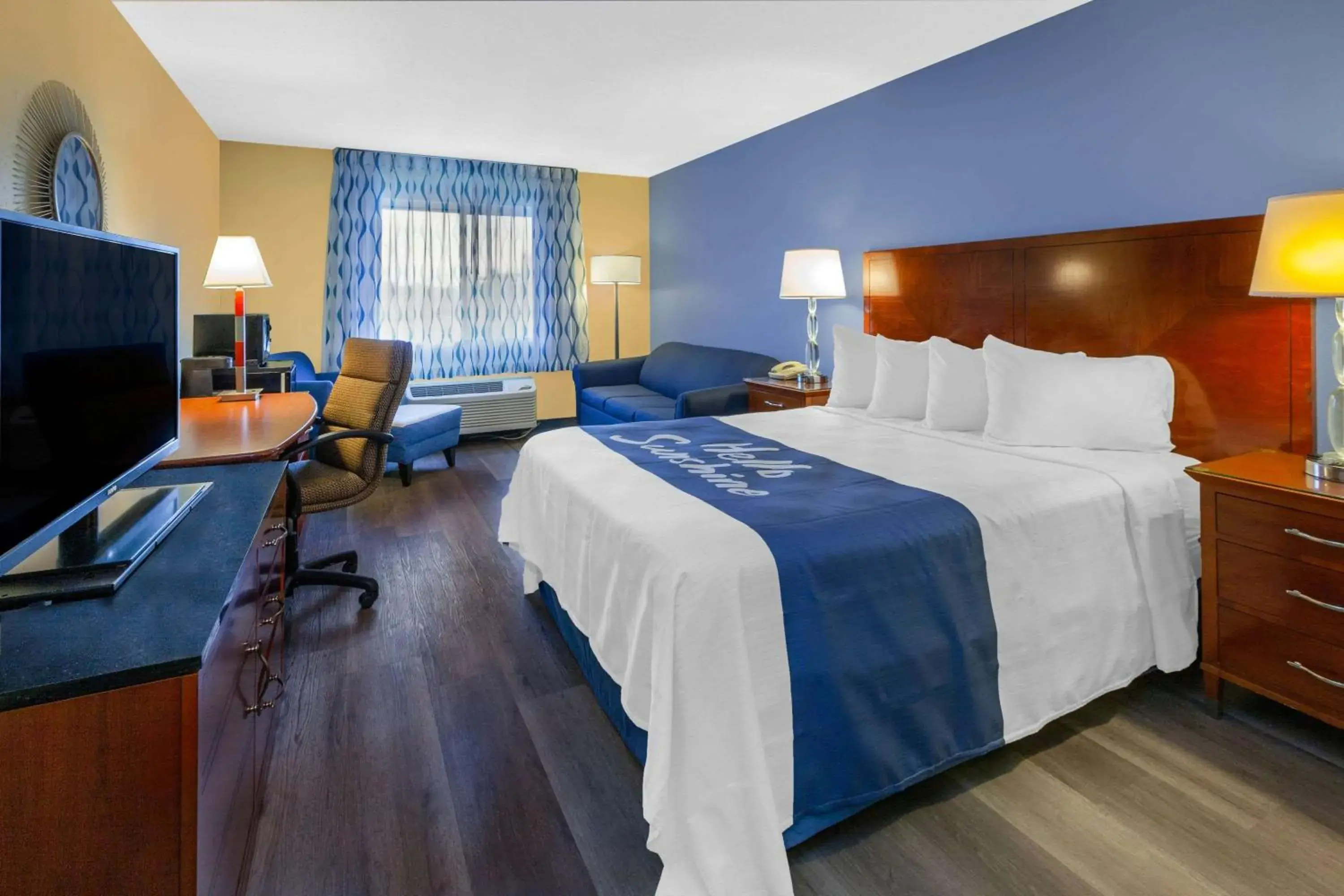 Photo of the whole room, Bed in Days Inn by Wyndham Milan Sandusky South