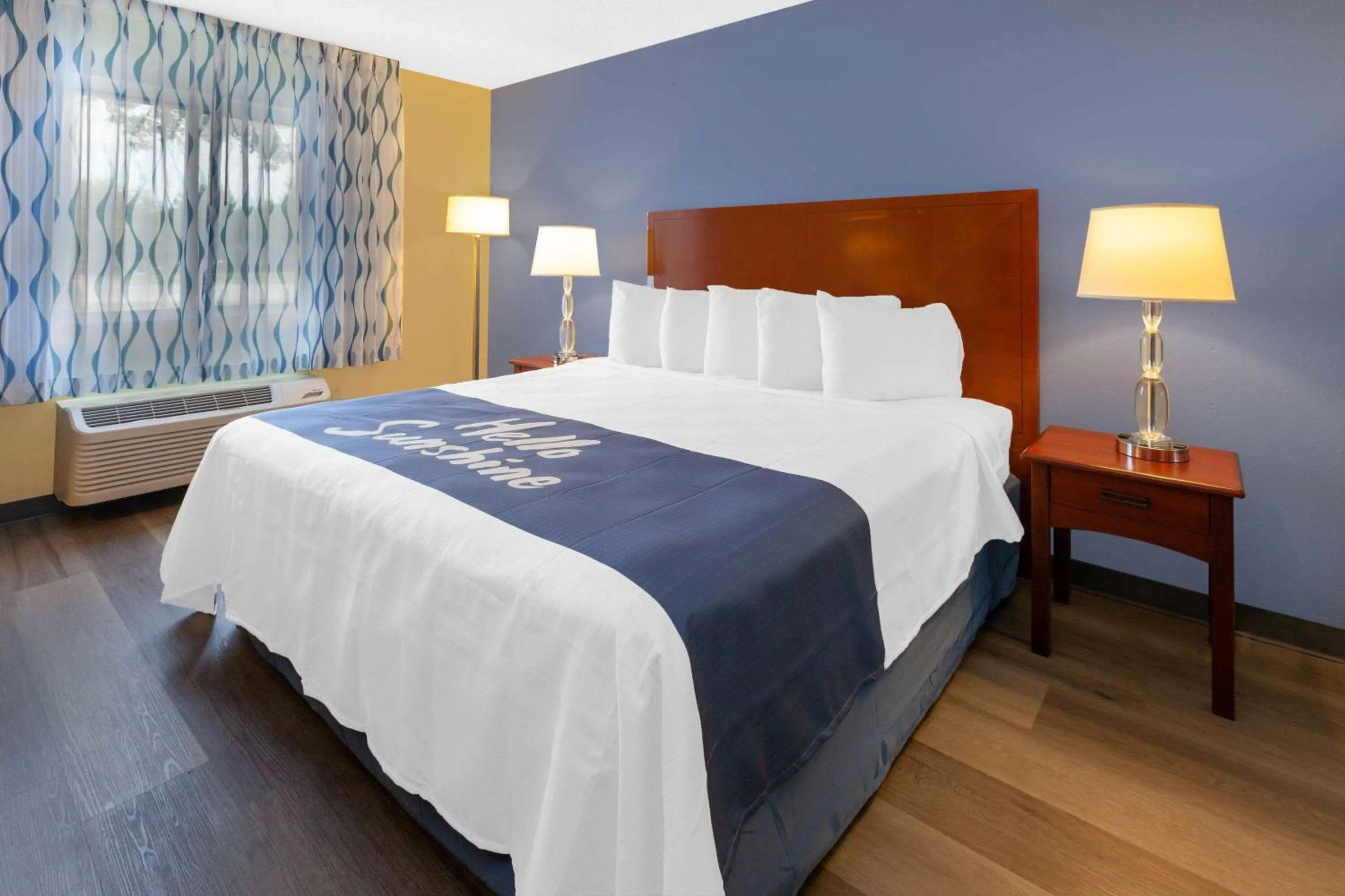 Photo of the whole room, Bed in Days Inn by Wyndham Milan Sandusky South