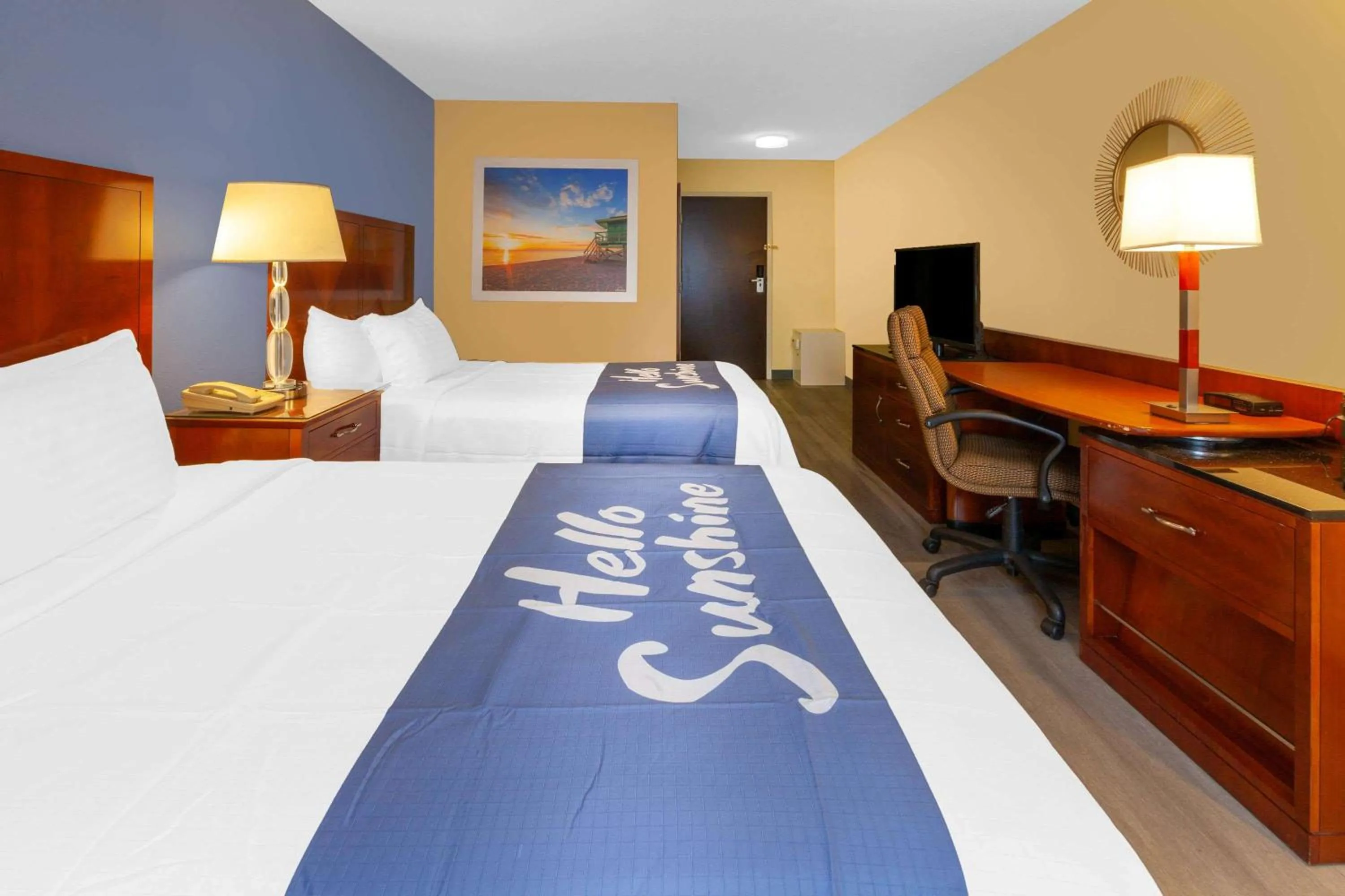 Photo of the whole room, Bed in Days Inn by Wyndham Milan Sandusky South