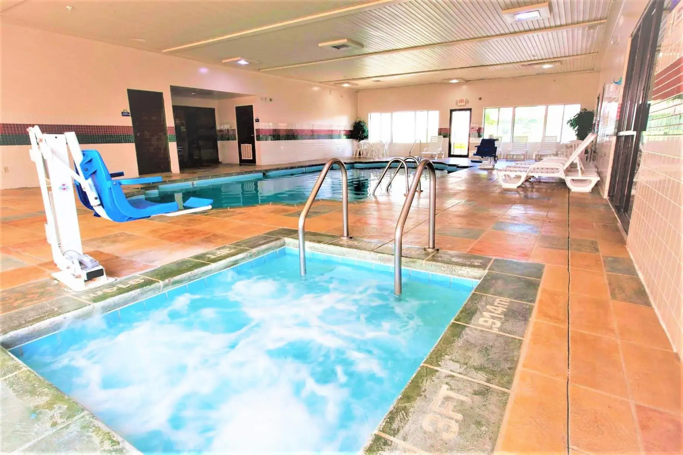 Hot Tub, Swimming Pool in Days Inn by Wyndham Milan Sandusky South