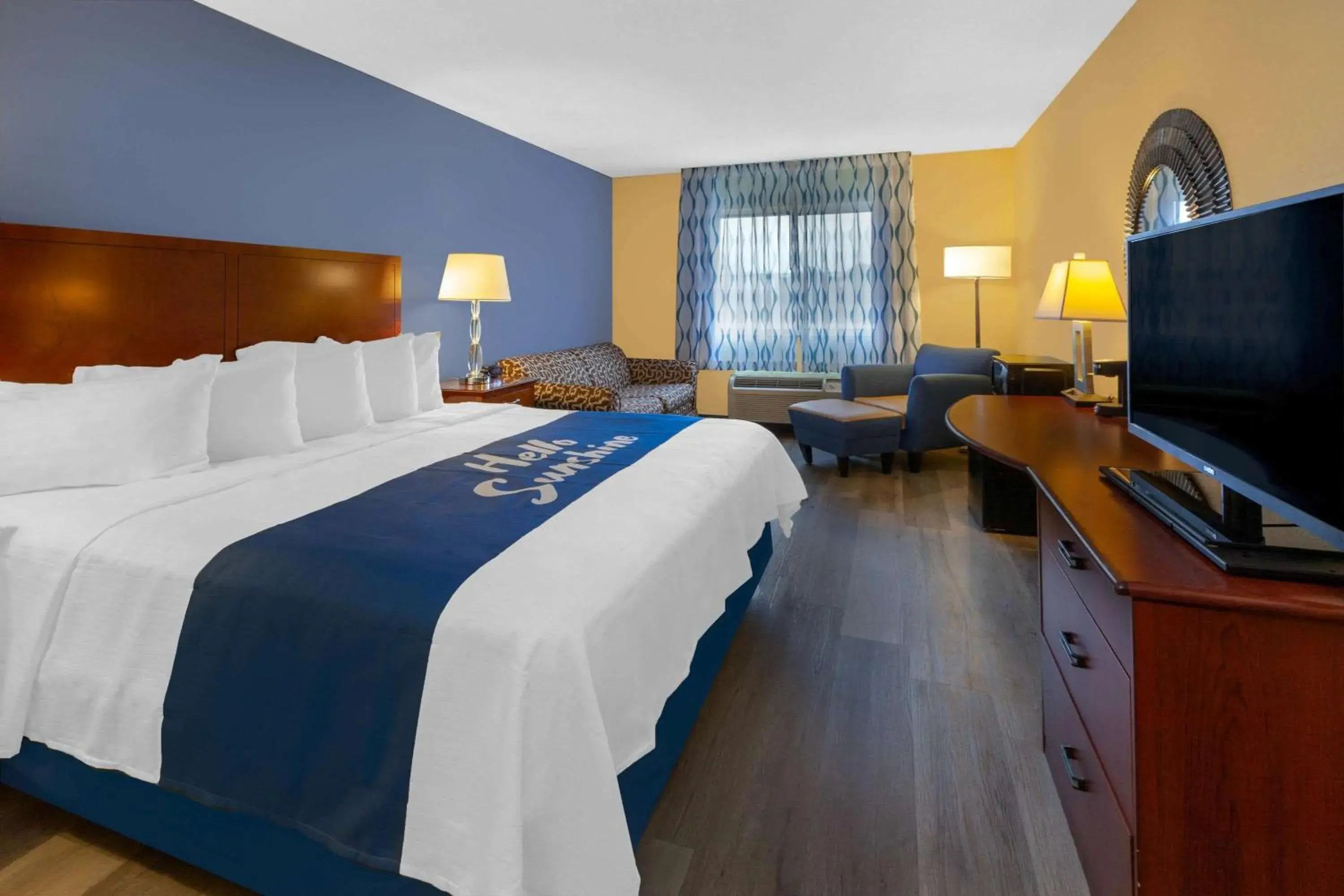 Photo of the whole room, Bed in Days Inn by Wyndham Milan Sandusky South