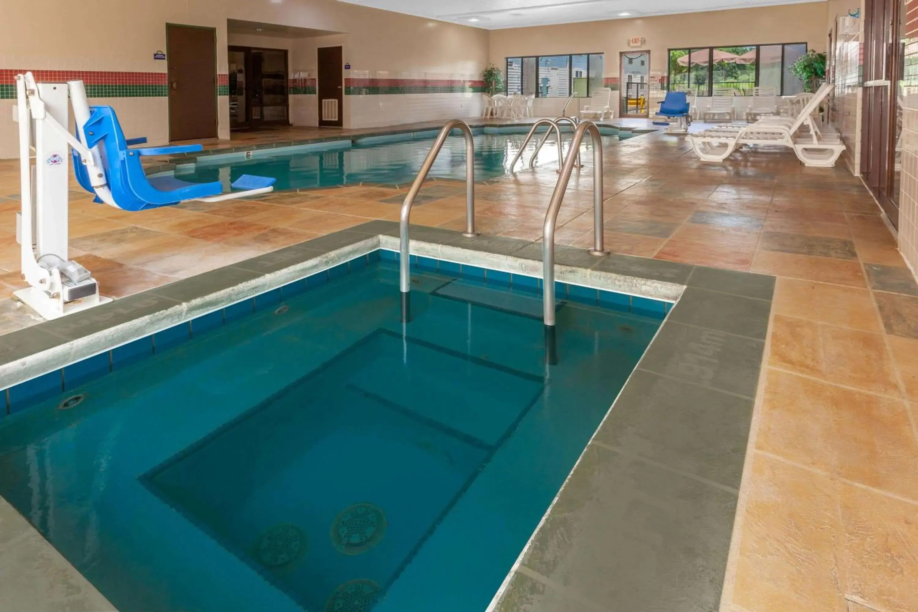 Hot Tub, Swimming Pool in Days Inn by Wyndham Milan Sandusky South
