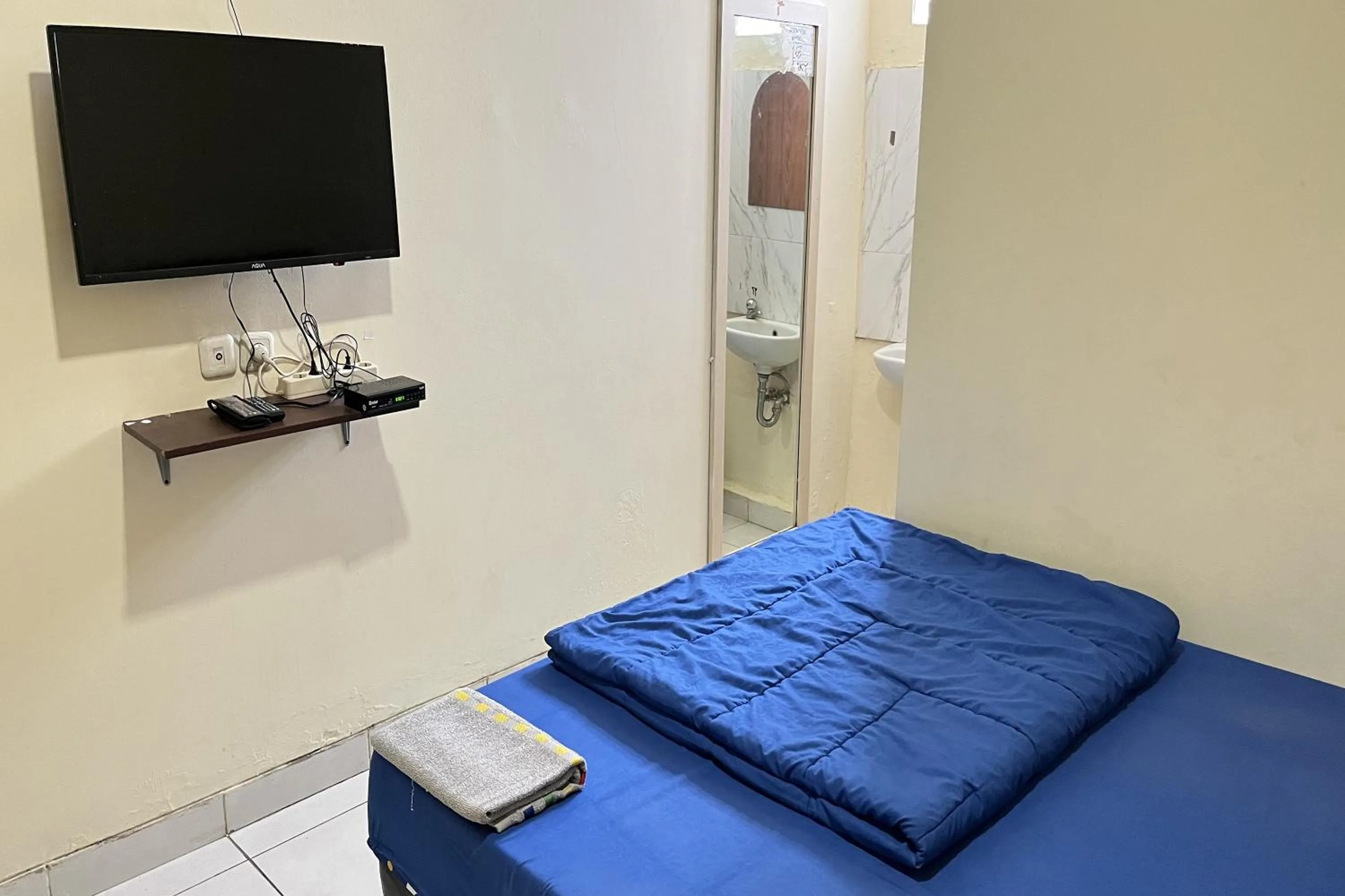 Bed, TV/Entertainment Center in Wisma Berkat