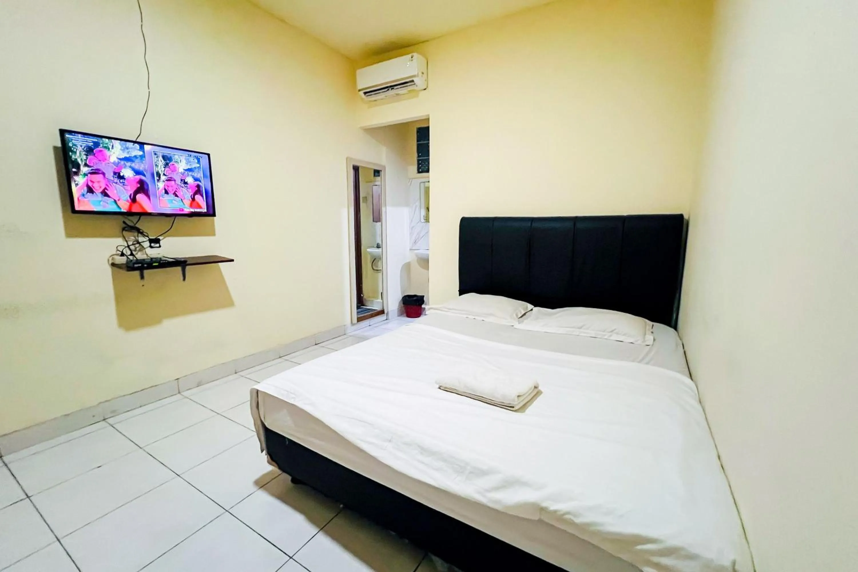 Bed, TV/Entertainment Center in Wisma Berkat