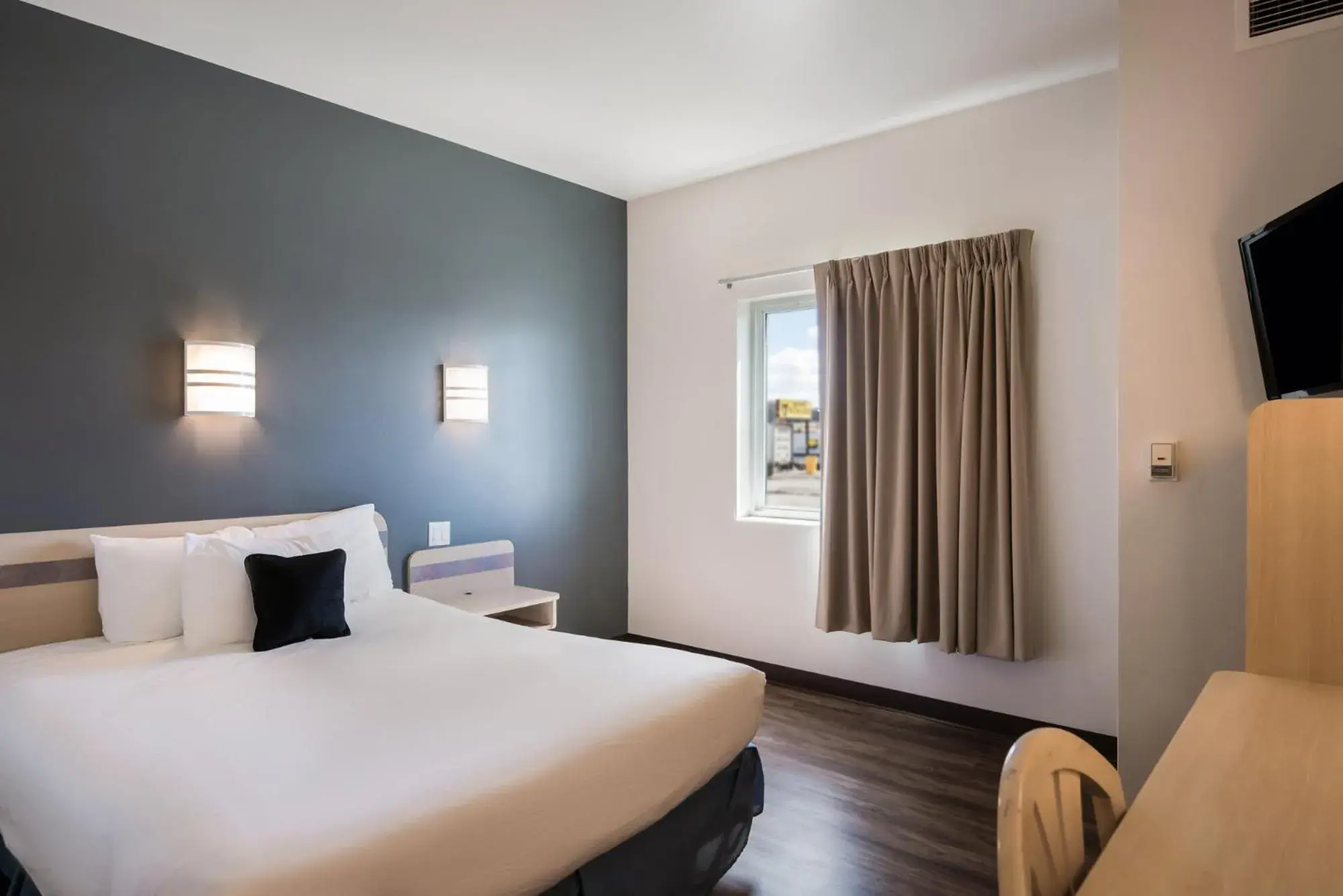 Bedroom, Bed in Red Lion Inn & Suites Butte Bedroom, Bed in Red Lion Inn & Suites Butte