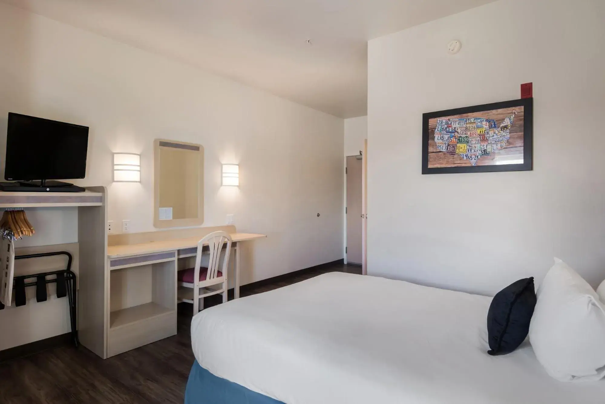 Bedroom, Bed in Red Lion Inn & Suites Butte Bedroom, Bed in Red Lion Inn & Suites Butte