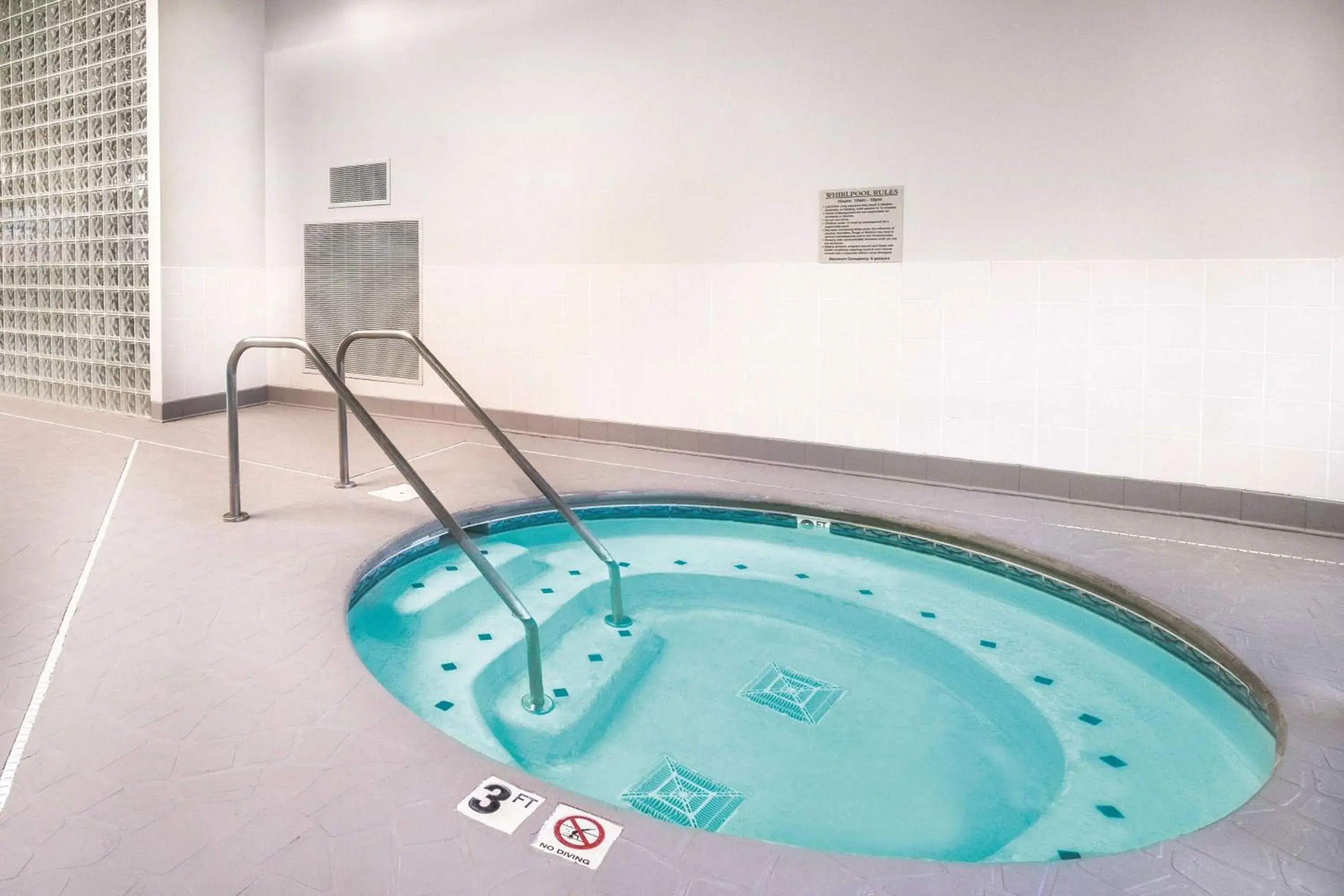 Pool view in La Quinta by Wyndham Loudon Pool view in La Quinta by Wyndham Loudon