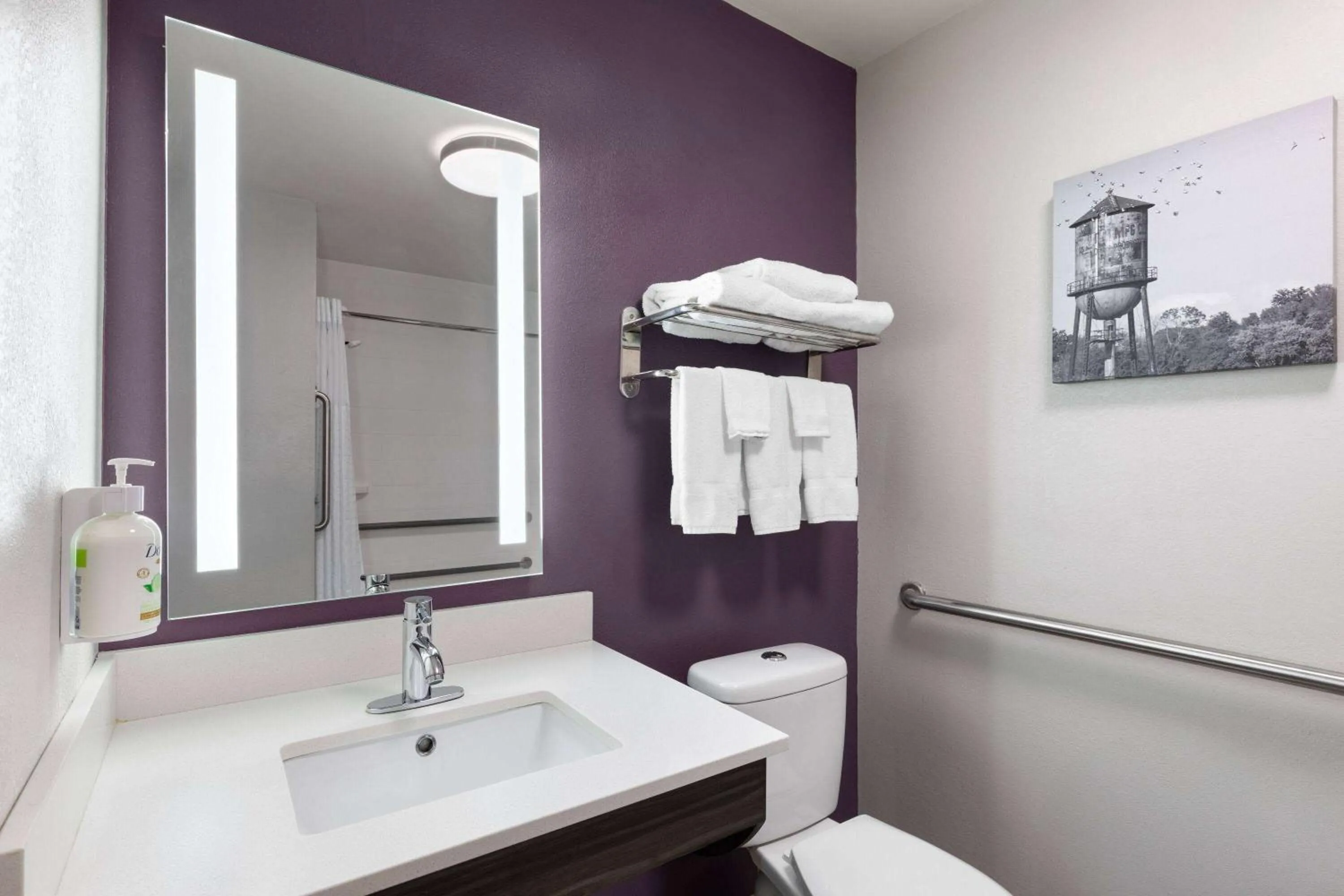 Bathroom in La Quinta by Wyndham Loudon