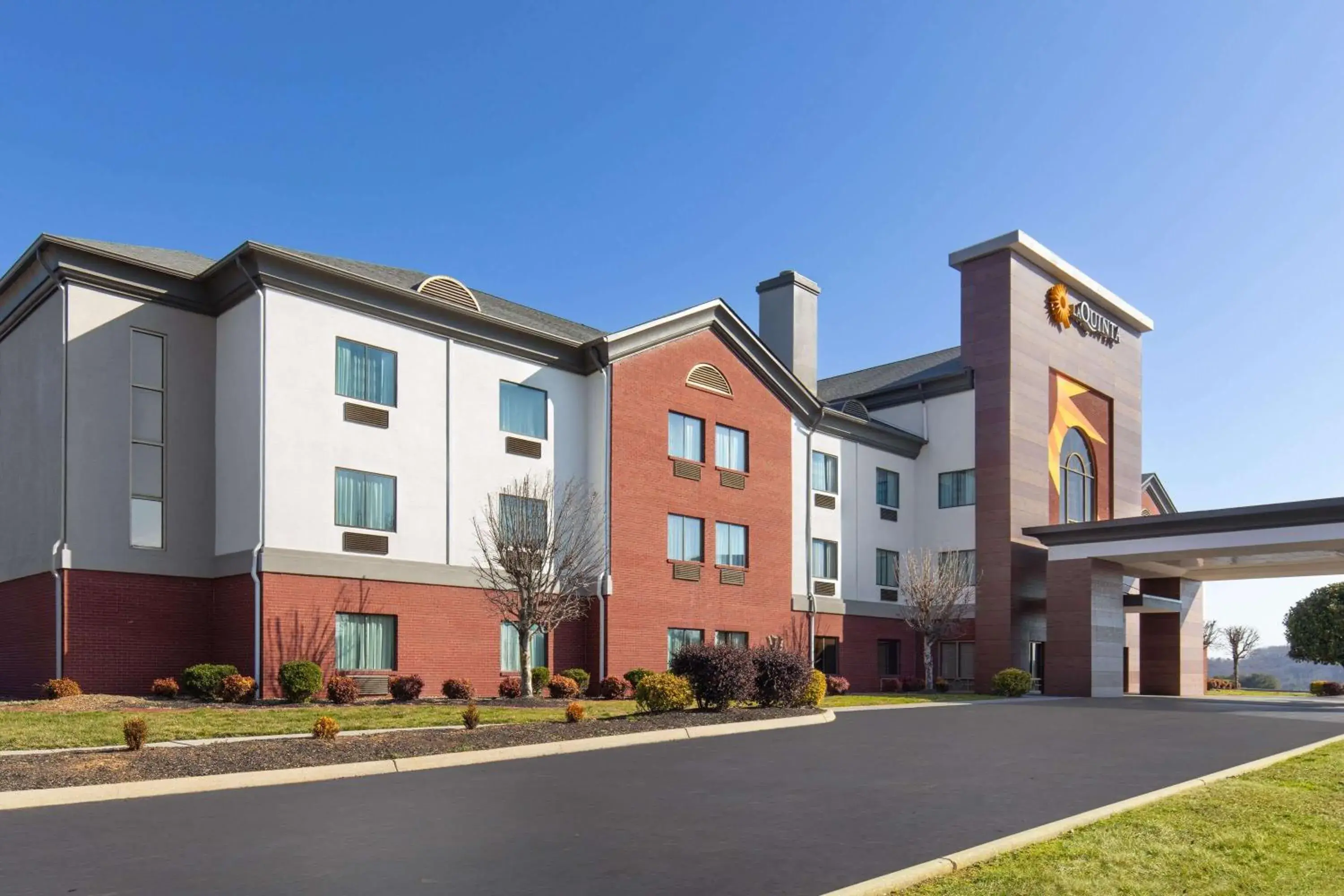 Property building in La Quinta by Wyndham Loudon Property building in La Quinta by Wyndham Loudon