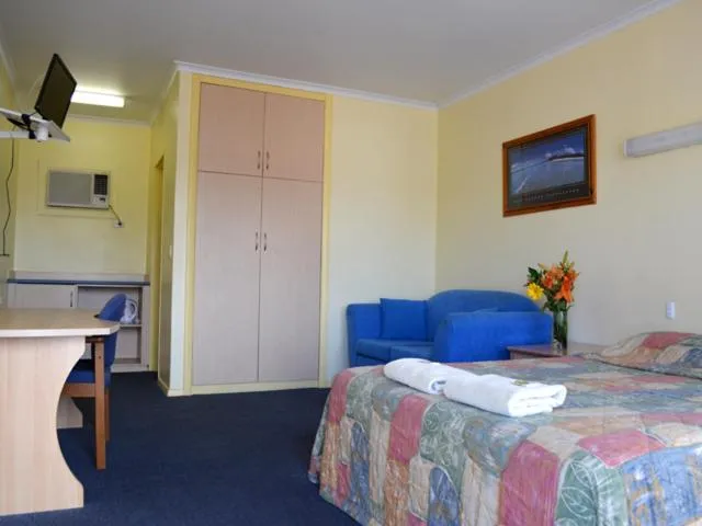 Shower, Bed in Morphettville Motor Inn