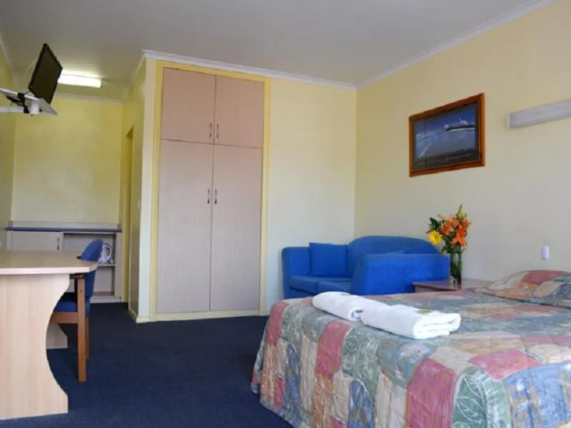 Toilet, Bed in Morphettville Motor Inn