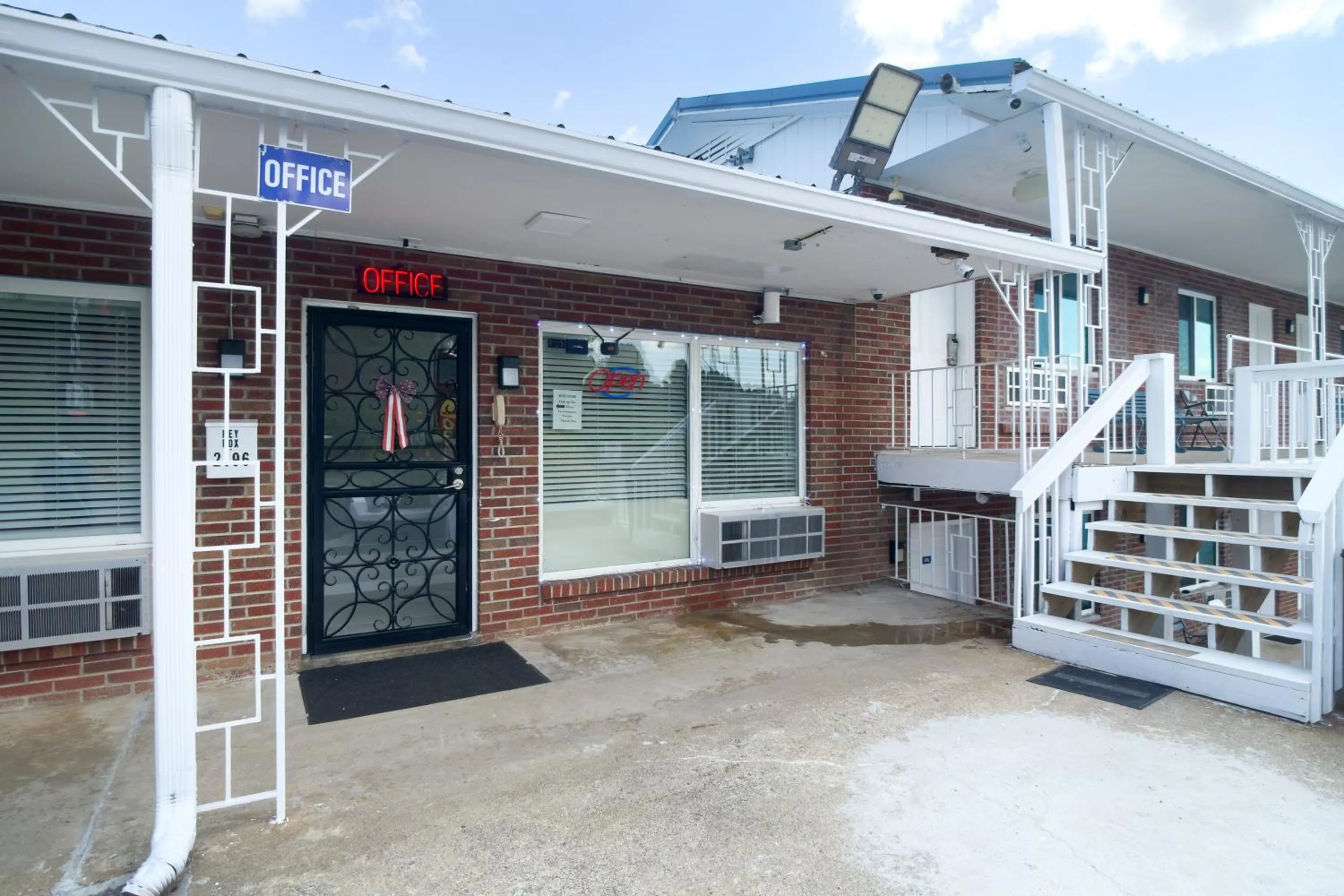 Facade/entrance in Imperial Inn by OYO Tazewell