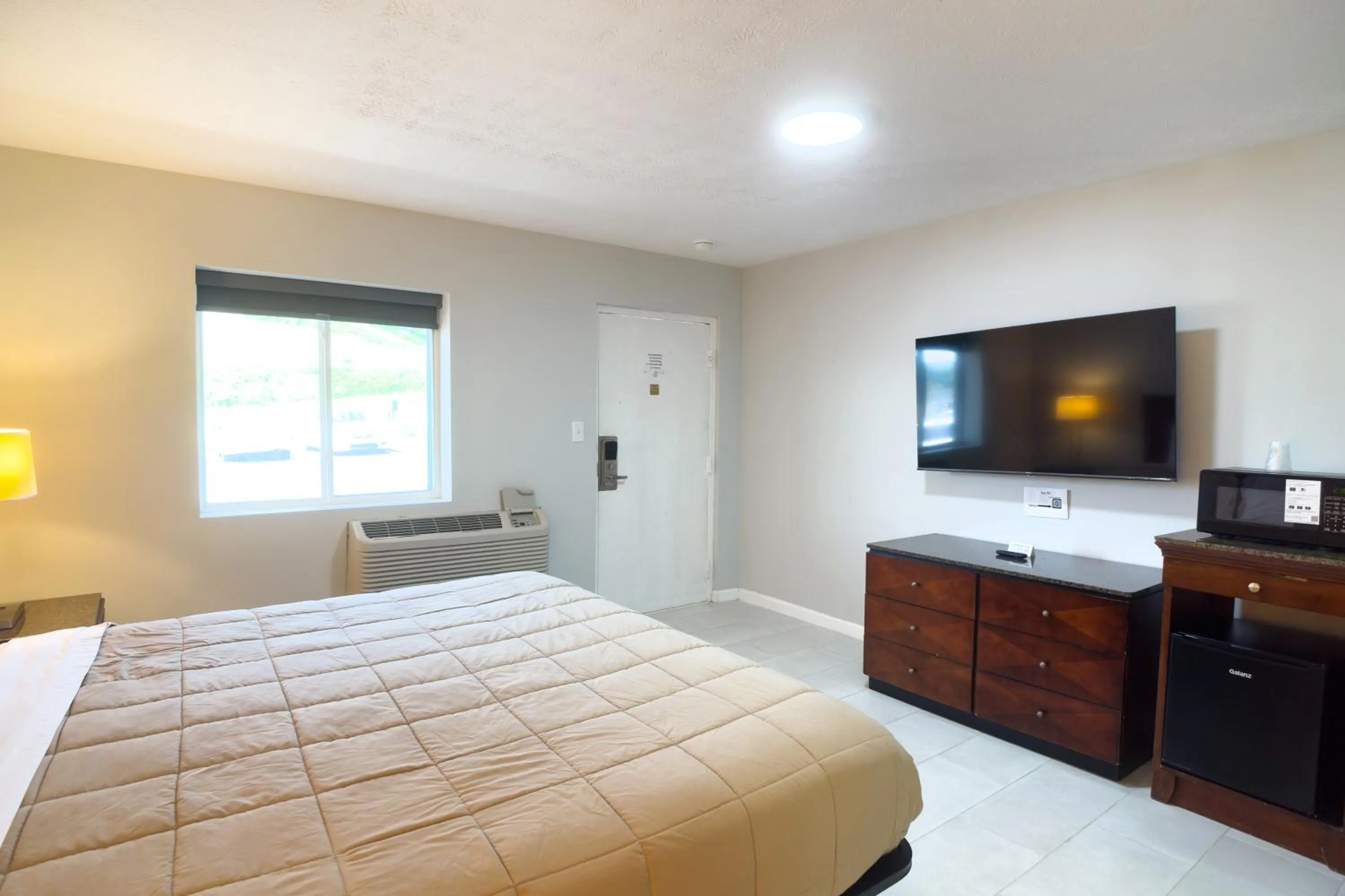 Bedroom, Bed in Imperial Inn by OYO Tazewell