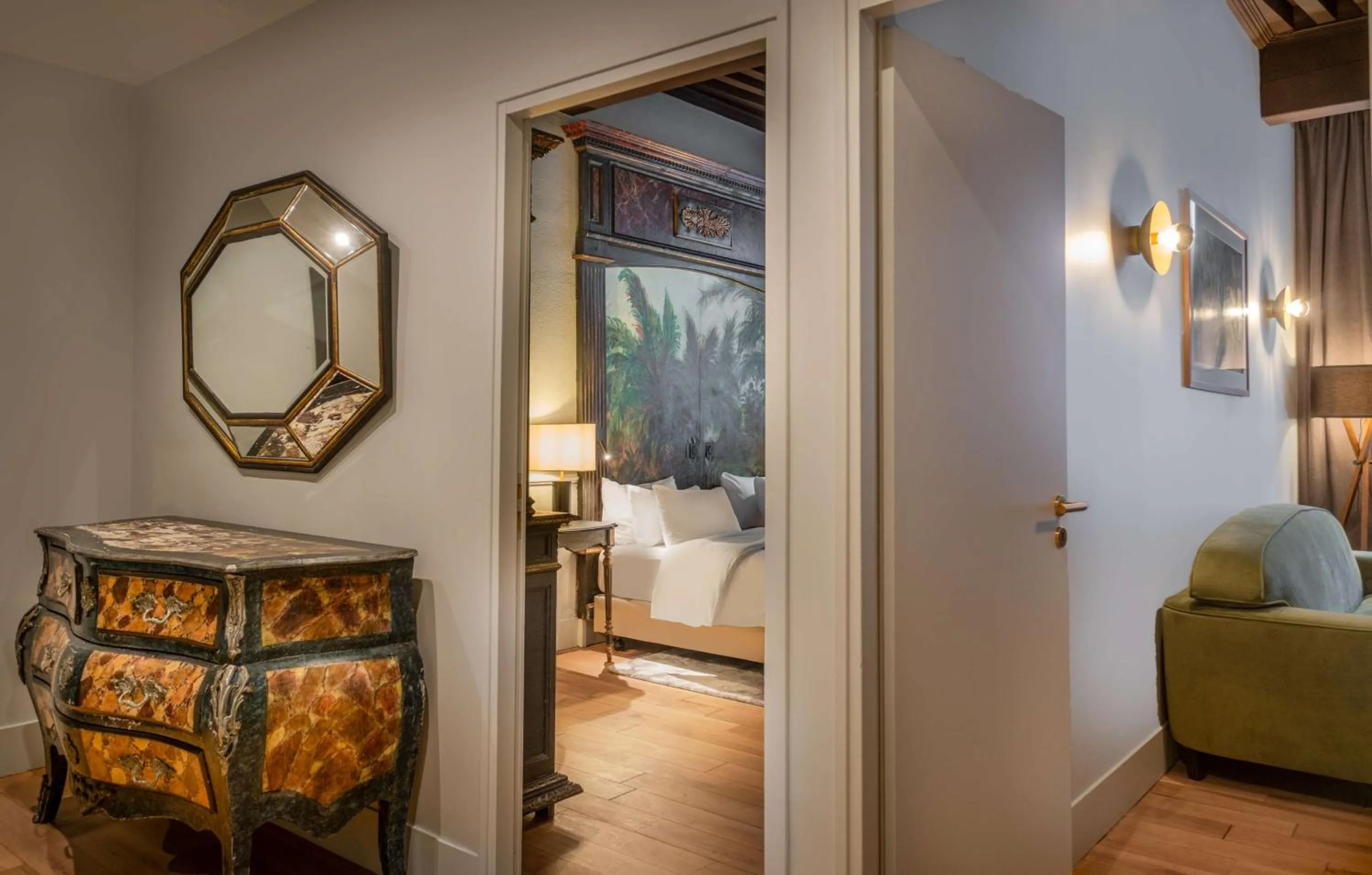 Photo of the whole room, Bed in Cour des Loges Lyon, A Radisson Collection Hotel