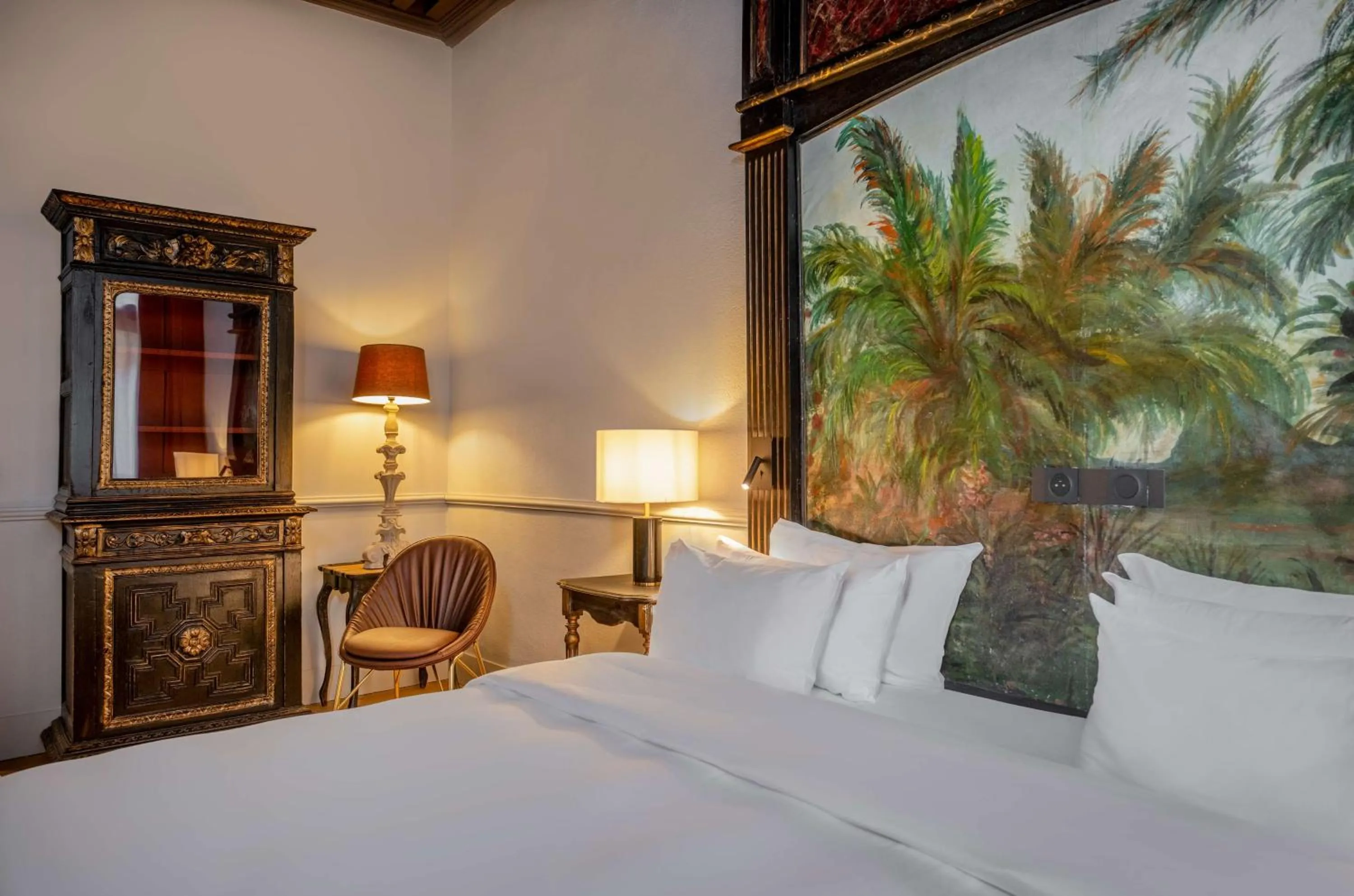 Photo of the whole room, Bed in Cour des Loges Lyon, A Radisson Collection Hotel