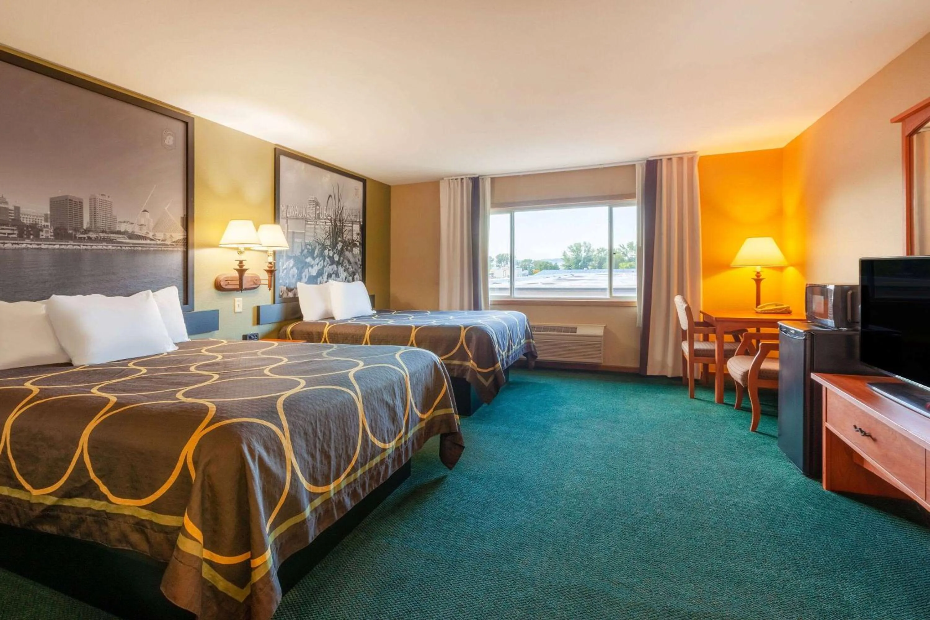 Photo of the whole room in Super 8 by Wyndham Berlin WI